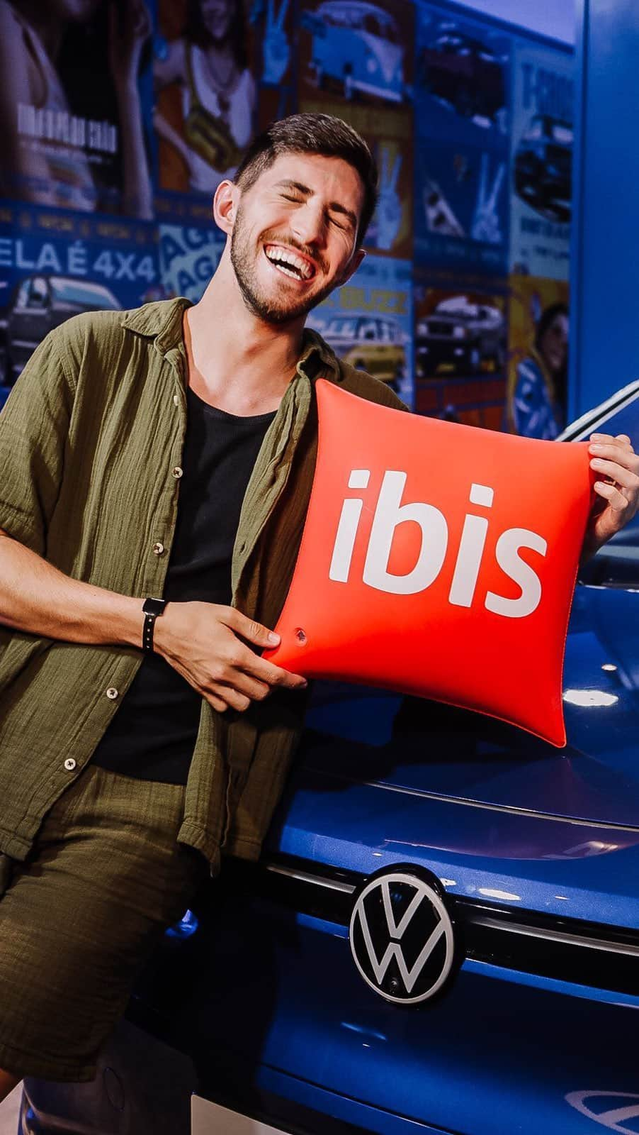 Volkswagen do Brasilのインスタグラム：「O ID. 4, SUVW elétrico da Volks, te mostra a rota certa pra um check-in no @ibis.br mais próximo. Depois de muitas emoções no #TheTown você merece descansar e repor as energias. #VouDeVolks #VWBrasil #AMusicafazCheckinAqui  #VWParaTodos Vídeo. Um homem branco veste camisa verde sobre uma camisa preta e bermuda verde. Ele abre a porta do ID. 4, entra no carro, coloca o cinto, usa o painel interativo do carro para buscar uma rota para o hotel Ibis mais próximo e é transportado para o estande do Ibis no The Town.」