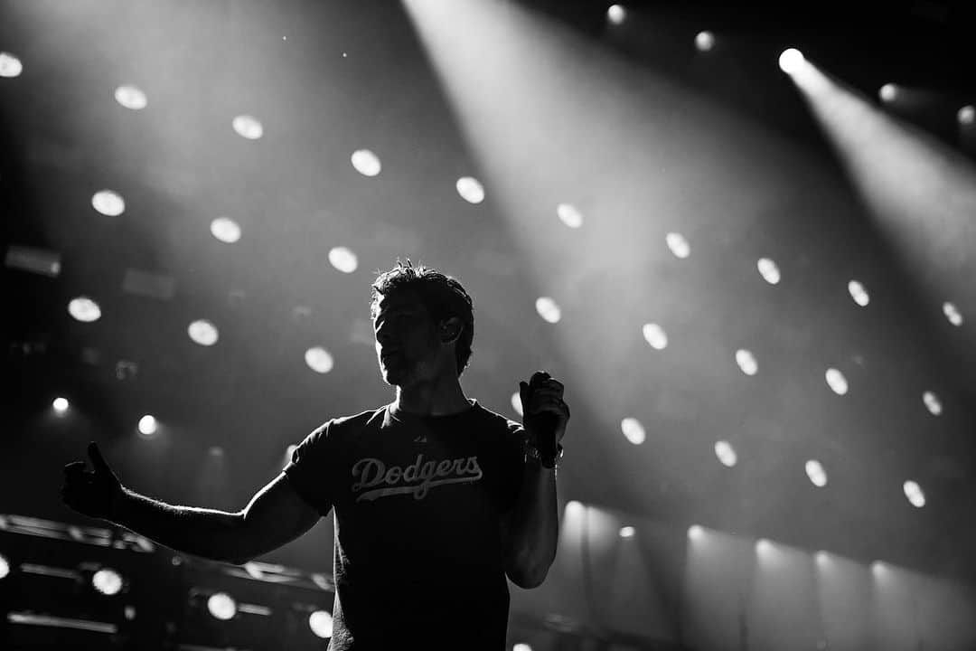 ニック・ジョナスさんのインスタグラム写真 - (ニック・ジョナスInstagram)「From seeing games with my brothers, to one of my first dates with @priyankachopra and now playing a show at Dodger Stadium… What a full circle moment.」9月13日 6時11分 - nickjonas