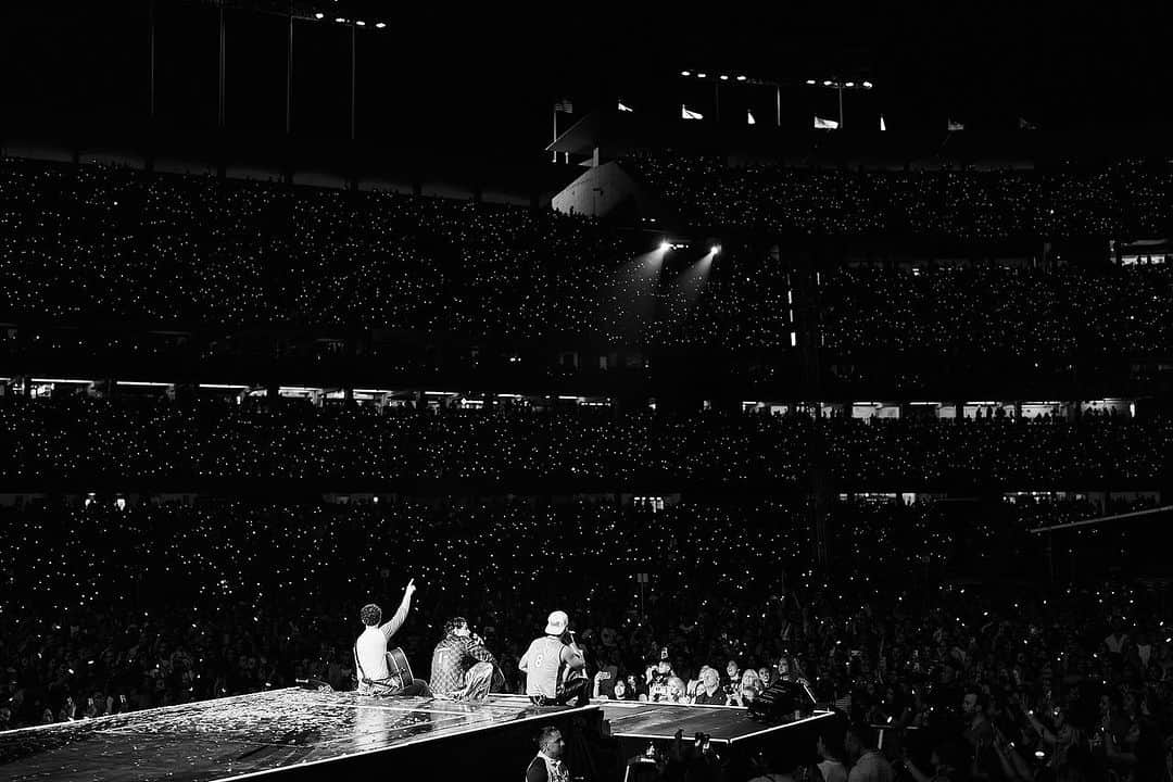 ニック・ジョナスさんのインスタグラム写真 - (ニック・ジョナスInstagram)「From seeing games with my brothers, to one of my first dates with @priyankachopra and now playing a show at Dodger Stadium… What a full circle moment.」9月13日 6時11分 - nickjonas