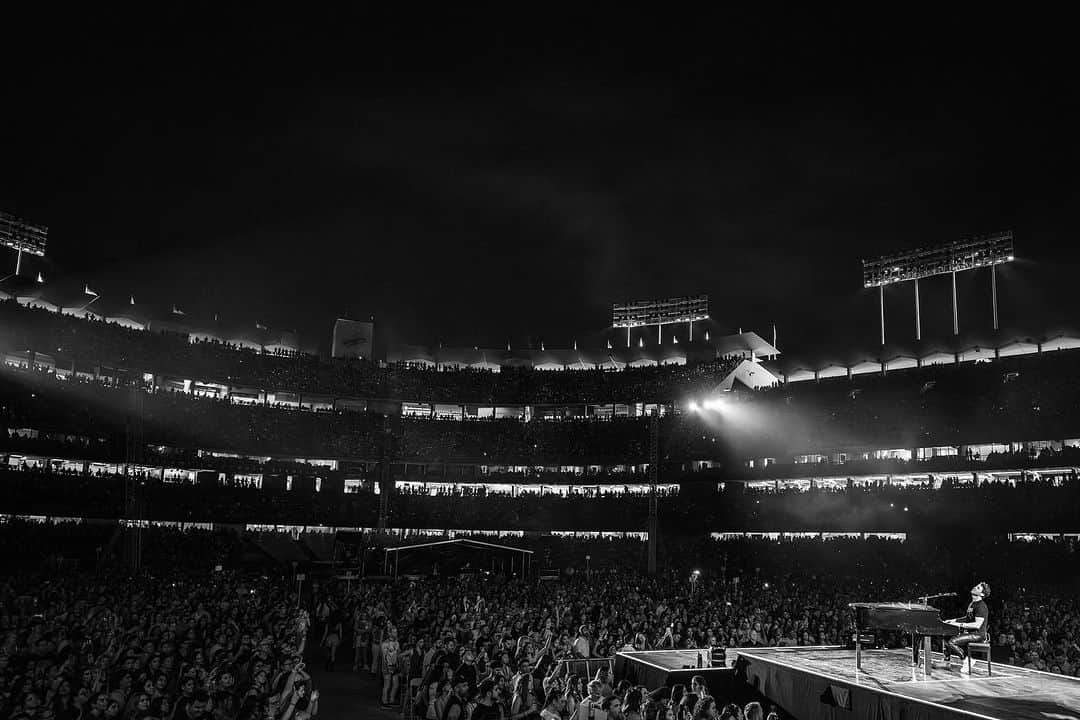 ニック・ジョナスさんのインスタグラム写真 - (ニック・ジョナスInstagram)「From seeing games with my brothers, to one of my first dates with @priyankachopra and now playing a show at Dodger Stadium… What a full circle moment.」9月13日 6時11分 - nickjonas