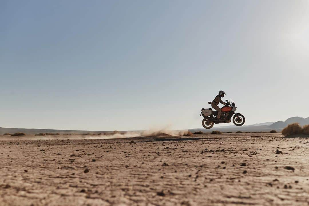 Harley-Davidson Japanさんのインスタグラム写真 - (Harley-Davidson JapanInstagram)「パンアメリカを最大限に楽しむ  @motogeo @johnryanhebert  【パンアメリカ 1250 スペシャル】 https://www.h-d.com/jp/ja/motorcycles/pan-america-1250-special.html  #ハーレーダビッドソン #HarleyDavidson #UnitedWeRide #PanAmericaの有る生活 #PanAmerica #パンアメリカ #パンアメリカスペシャル #水曜日のパンアメリカ #アドベンチャーツーリング」9月13日 17時00分 - harleydavidsonjapan