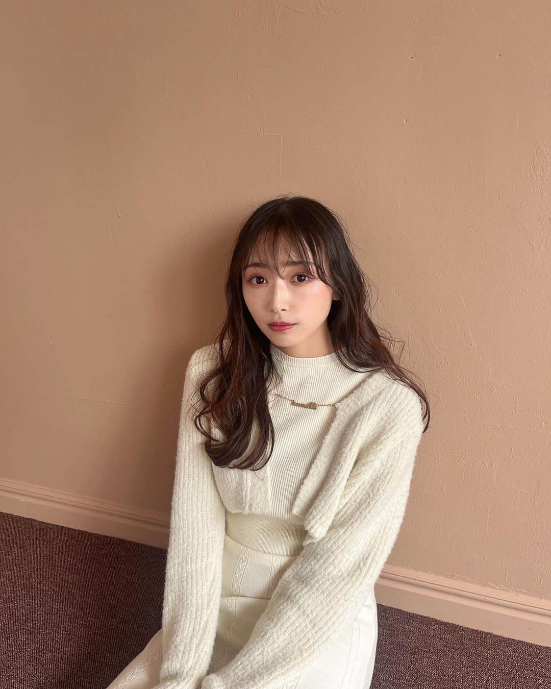 渡辺梨加のインスタグラム：「Án MILLE winter collection カタログモデルをさせて頂いています❄️  ふわふわで可愛い服がたくさんなのでみてみて下さい💭  はやく寒くならないかな〜☃️  #anmille #アンミール」