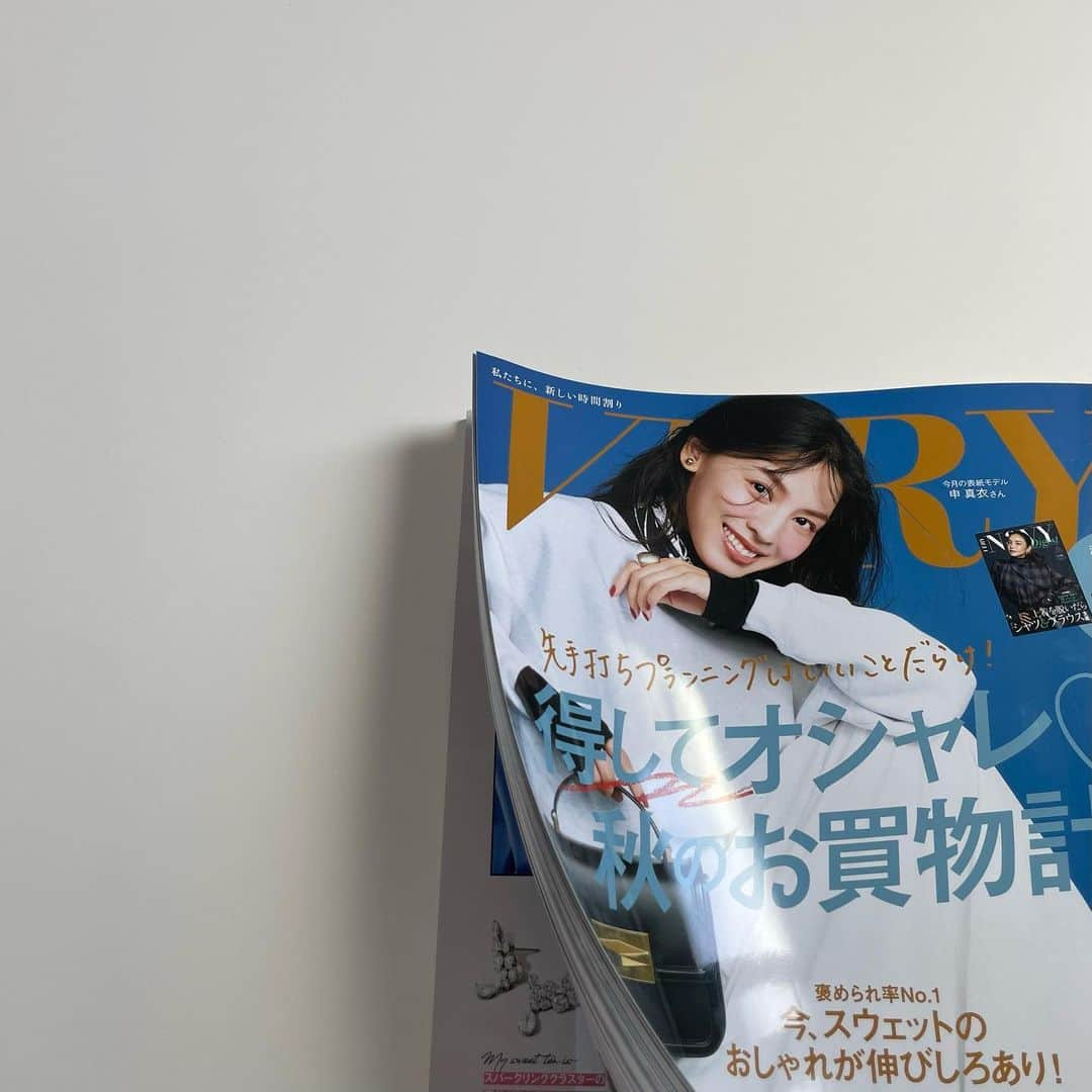 Hiromi Ｍaedaのインスタグラム：「VERY10月号📘  みんなの“スイートテン買いジュエリー” に載せていただきました♡  10年前、スイートテンダイヤモンドに憧れがあったけど、10年後に選んだのは @chanelofficial のココクラッシュでした💍♡♡  私達夫婦らしいエピソードも😊✍️  @yukie__tanaka @kubo_photo_  ありがとうございます🫶  #very10月号#スイートテン」