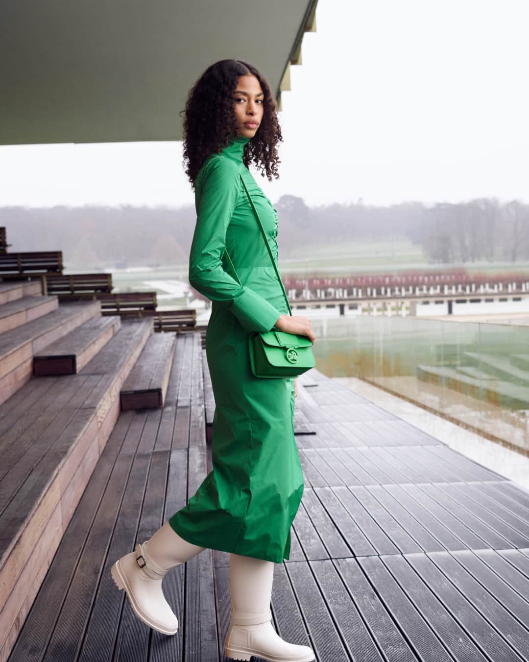 Longchampのインスタグラム：「The monochrome look.  Collection: #LongchampFW23 Bag: #LongchampBoxTrot Ready-to-wear: @longchamp  Photographer: @gregoire_avenel Model: @zoethaets   #longchamp #newcollection #backtoshcool #longchampgirls #ootd #outfit #horseracing #green #dress #greenlook #monochrome #handbag #frenchy」