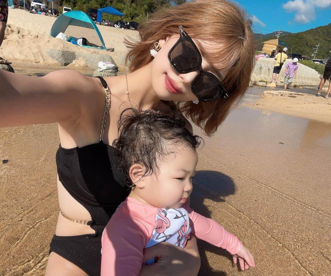 YUNAのインスタグラム：「うみまる👶🏻  あだ名はみんみちゃん🐶  中々こっち見てくれない まんまる大福みたいな次女👶🏻  ママだけ盛れててごめん .   #女の子ママ  #女の子ベビー  #1歳児  #1歳女の子  #1歳4ヶ月  #babygirl #ギャルママ  #家族旅行  #二児のママ  #大福  #うみまる  #年子姉妹  #年子育児  #年子ママ  #姉妹ママ」