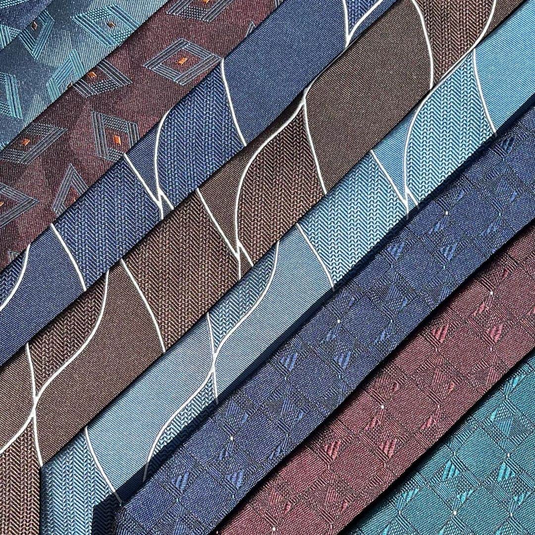 タケオ キクチのインスタグラム：「秋のVゾーンにTAKEO KIKUCHIのネクタイを。  ジャケットのVゾーンを華やかに彩ってくれるネクタイ。 品質の高さはもちろん、ベーシックな柄から日本の古典柄に着想を得たTAKEO KIKUCHIらしい美しいデザインまで、これからの季節の装いを格上げしてくれる大人のマストアイテムです。  #takeokikuchi #mensfashion #menstyle #menswear#newarrival #tie #necktie #2023Autumn #タケオキクチ #メンズファッション #2023秋 #秋スタイル #ネクタイ #ネクタイコーデ」
