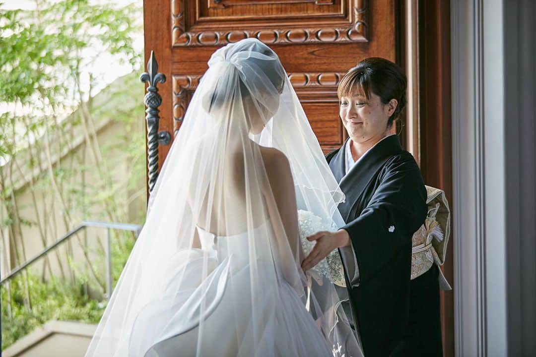 家族挙式さんのインスタグラム写真 - (家族挙式Instagram)「. 結婚式という特別な日の後押しを受け 普段は伝えられない 育ててくれたことへの感謝の気持ちを伝えませんか？  母と娘の愛を感じるベールダウン 感動の瞬間を今ここで。 . -------------------- @kazoku_wedding をフォローして、 #家族挙式 でお写真を投稿してくださいね＊* ----------------------- . “家族挙式ベスト“なら 【挙式・衣裳・美容・写真】が含まれた プランが99,000円〜叶います＊ ▽予約はTOPのリンクから❁ >>> @kazoku_wedding  ------------------- #家族挙式 #ベストアニバーサリー #家族 #Family #bestanniversary #少人数婚#ウェディング #結婚式準備#結婚式 #フォトウェディング #プレ花嫁 #卒花#日本中のプレ花嫁さんと繋がりたい #花嫁#卒花嫁#国内挙式 #ウェディングドレス #プラコレ #DRESSY花嫁 #結婚式演出 #挙式演出 #ウェディングベール #ベールダウン #最後のお支度 #お支度 #花嫁コーデ #花嫁準備 #チャペル #バージンロード」9月13日 17時02分 - kazoku_wedding