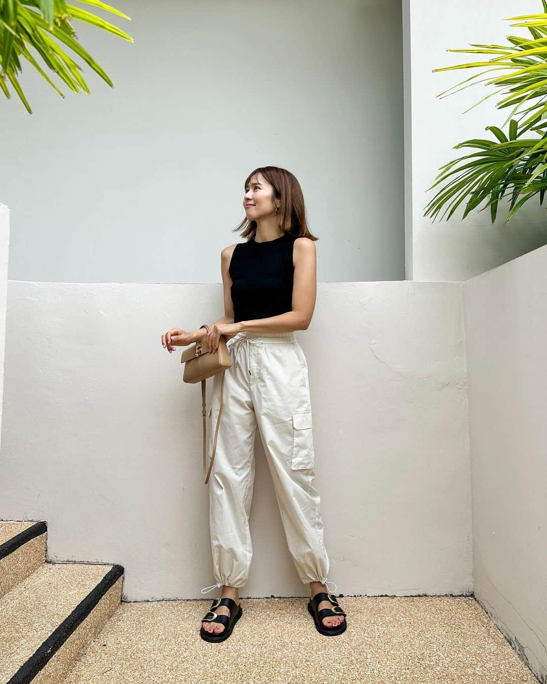 安藤絵里菜さんのインスタグラム写真 - (安藤絵里菜Instagram)「・ サムイ島コーデ②  tops @zara  pants @gu_for_all_  と、たまたまプチプラコーデになった🫶♡  突然ですが。  私、よく空を飛ぶ夢をみるんです（いきなり） でもいつもウキウキわくわくしていて。 昨夜は背中からもこもこの風船がどんどん膨らんで、キャッキャッと吊り上げられた😂🎈  今日も平和です🕊️。  #タンクトップ#カーゴパンツ#サムイ島」9月13日 17時03分 - andoerina_official