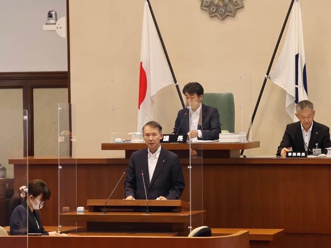 きいちゃんのインスタグラム：「【知事活動報告】 和歌山県議会の9月定例会が開会。県政報告の後、上程された議案の提案理由説明を行いました。台風被害への復旧経費、物価高騰対策など総額213.3億円の補正予算案。条例案件、知事専決処分報告等です。28日の閉会日まで17日間、しっかりと質疑応答してまいります。  #和歌山県 #議会 #議案」