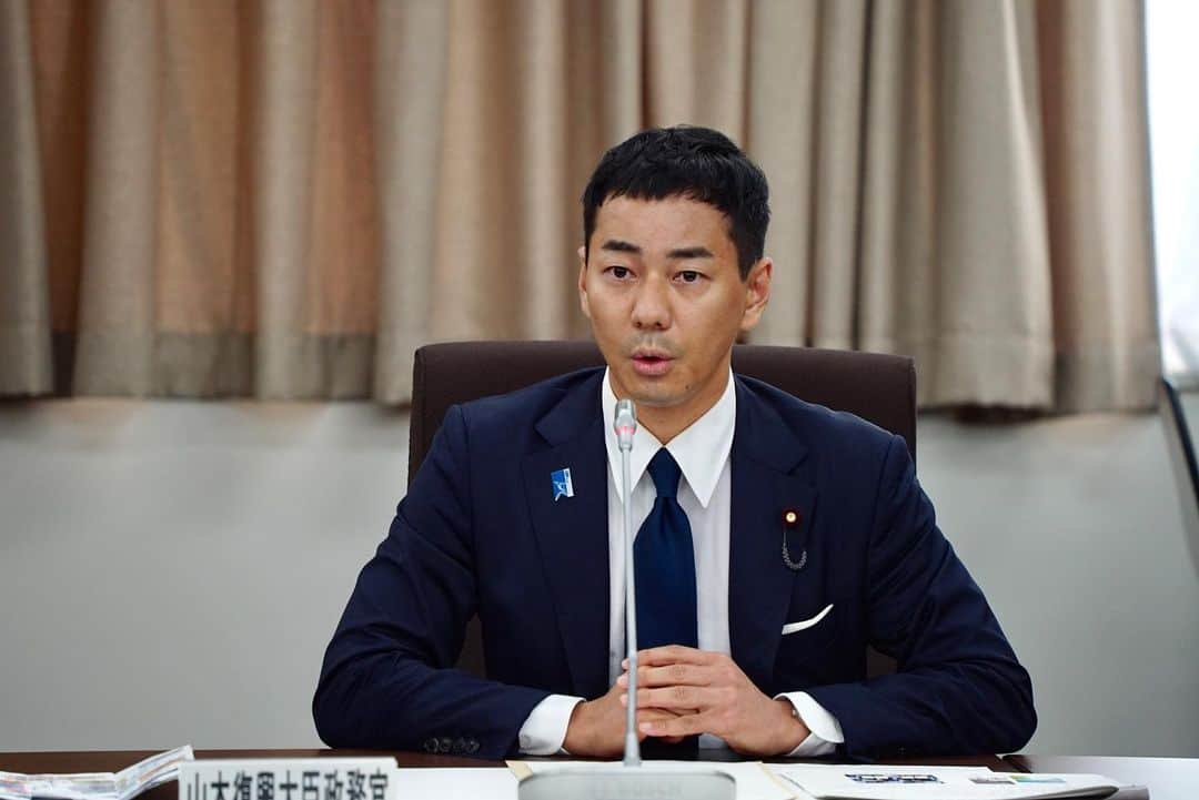 山本左近のインスタグラム：「復興大臣幹部会議が開催されました。  昨年８月から1年ひと月、 復興大臣政務官として文科大臣政務官との兼務。  「福島の復興なくして、東北の復興なし」  「東北の復興なくして日本の再生なし」  という強い思いのもと、 渡辺復興大臣をはじめ、副大臣、政務官の皆様と共に、 風評と風化という２つの壁を乗り越えるべく 尽力してまいりました。  一丸となって現地現場主義を徹底して貫き、 福島第一原発などを視察。  双葉町や大熊町の8自治体など、 いまだ東日本大震災の爪痕が深く残るところを歩き、 地元の方たちの声を聞かせていただきました。  建物などは新しくなり、 着実に復興が進んでいるように見えるものの、 まだまだ課題が多い現状です。  福島県浪江町に、東北地方の復興と 科学技術・産業競争力の強化のための 「創造的復興の中核拠点」として 福島国際研究教育機構(FｰREI)の設立準備や、  ALPS処理水の海洋放出について 決断がなされるという歴史的な転換期において 政務官として携われたことは貴重な経験でした。  角田事務次官をはじめ復興庁の皆さまには 福島、宮城、岩手と東京の双方にて ご尽力頂きましたこと心から敬意と感謝を表します。  ありがとうございました。  #復興大臣政務官 #文部科学大臣政務官 #山本左近」