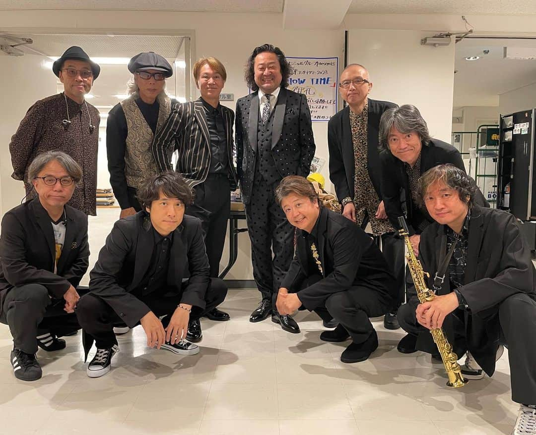 葉加瀬太郎のインスタグラム：「高崎公演、新潟公演にいらして下さった皆さま、満員御礼㊗️ありがとうございました！ 高崎も新潟も超盛り上がって楽しかったね！  はかせんすフリフリも、たろちゃんタオルをぶん回すのも今年は全部解禁。 ハカセンスの見事な花が咲きました〜。 たろちゃんタオルも皆さんがぶん回してくれて最高でした！ 参加してくれたお客様のパワーを全部全国に届けたいと思います！  沢山の差し入れ、美味しいケータリング、バスセンターのカレーも堪能しました😊  新潟にいらした方はツアートラックも写真撮れましたか。 スタッフが毎回ピカピカに磨いてくれてるんですよ〜  次は山形でお待ちしていま〜す。  #葉加瀬太郎 #葉加瀬太郎コンサートツアー2023 #THE SHOW TIME #高崎芸術劇場  #新潟県民会館」