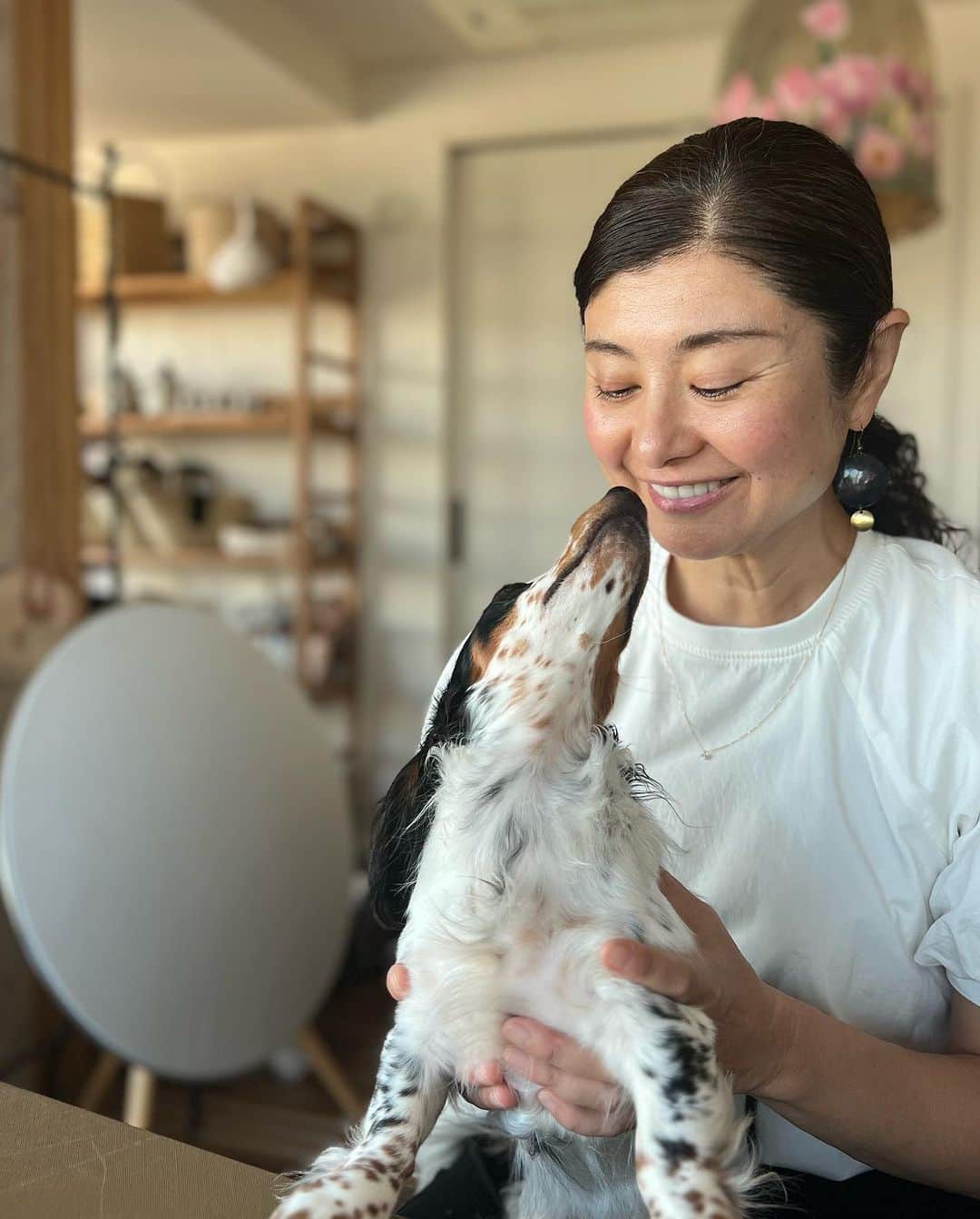 間々田佳子のインスタグラム：「ラファエル 正面を向いてくれない…笑笑 嬉しい時は 目が細くなる私…笑笑  #いやし犬  #次のお仕事も楽しみ！」