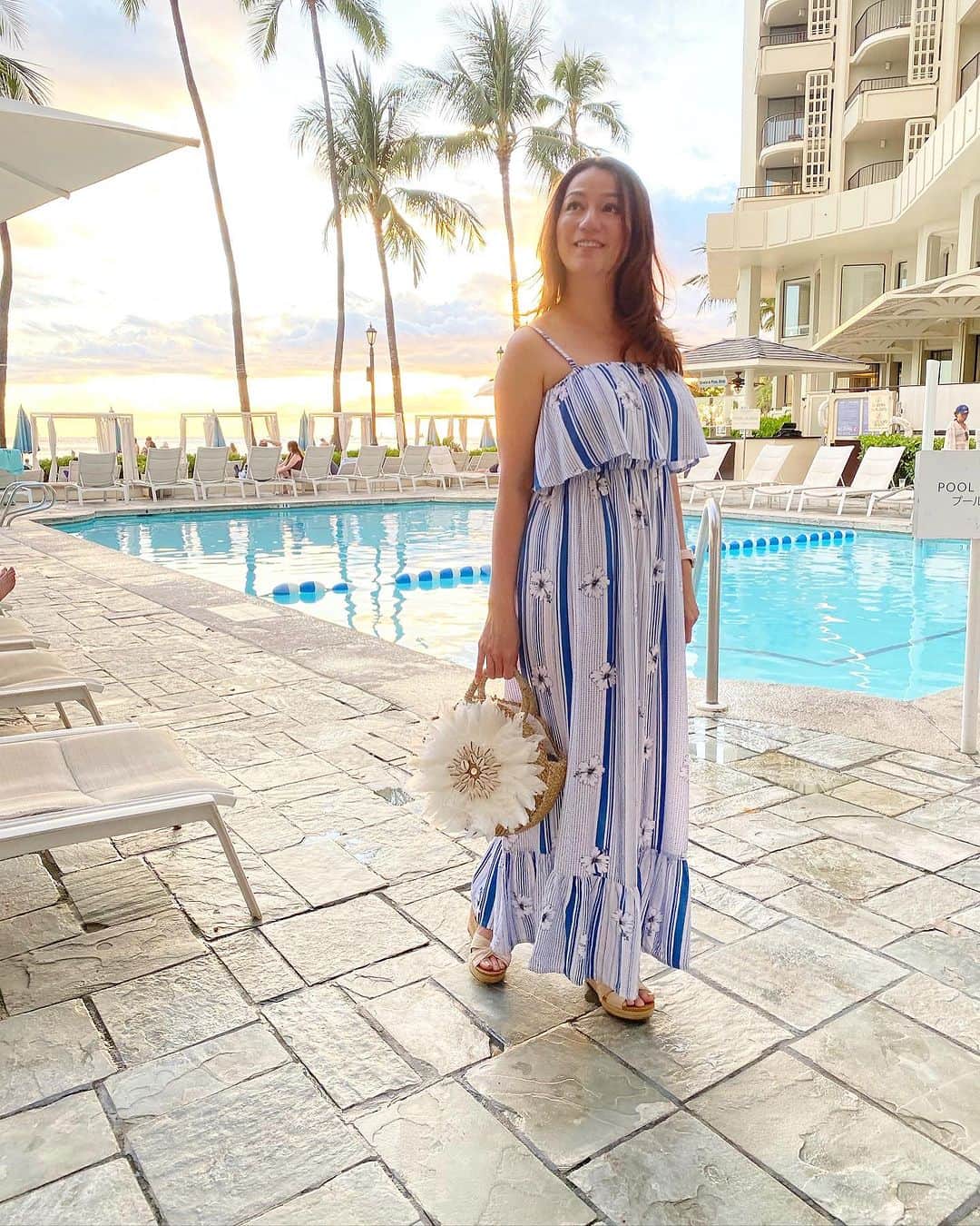 Angels By The Sea Hawaii Waikiki Based Boutiques ?Original clothing designed のインスタグラム：「🌺👗×👜 褒めてもらえるお気に入りのコーディネート。  👗 from @angelsbythesea  📸 @nina_bythesea  📍 Hawaii  @angelsbythesea has been Hawaii’s resort fashion brand based in Honolulu, Hawaii, since 2010. Please visit our online store 🌺www.angelsbytheseahawaii.com Owner Designer Nina Thai (Miss Waikiki) @nina_bythesea (日本語勉強中📚🙇🏻‍♀️) Please feel free to tag your pic for a chance to be featured!  ハワイのリゾートファッション、 エンジェルズバイザシー はミスワイキキである Nina Thai によって作られたハワイオリジナルファッションブランドです🌴日本語ウェブサイトはこちら www.angelsbytheseahawaii.jp  ハワイやリゾートファッションが好きな人は是非私達のアカウントをフォローして下さい🙌また私達の商品をポストする際にタグ付けしていただいたら私達からリポストされるチャンスがあります  #angelsbytheseahawaii #angelsbythesea #hawaii #waikiki #supporthawaii #ハワイ #ワイキキ #カイルア #ラニカイビーチ #ハワイ好きな人と繋がりたい #エンジェルズバイザシーハワイ #エンジェルズバイザシー #ハワイに恋して #ハワイ限定」