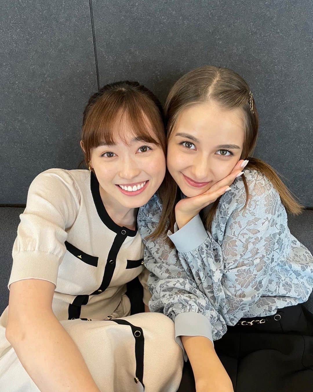 嵐莉菜のインスタグラム：「福原遥ちゃんと🩵  9話では、綾香が有栖にあんな態度をとっていましたが、遥ちゃんと私はずっと平和でした😂 撮影裏では、いろんな話をずっとしたり、お互いを褒めあったり、とても恐縮なのですが、仲良くさせていただいています🤤💕 遥ちゃんはすごく優しくて、とてつもなく可愛くて、私の癒しなので、毎回にやけてしまうし、撮影で会えるのがすごく楽しみになる、天使のような大好きなお姉ちゃんです🪽🩵 この作品で一緒にお仕事ができて、幸せでした😭🤍  P.S. 2.3枚目実は、深田恭子さんに私のカメラで撮っていただきました😭🙏嬉  #エイフォー  #福原遥 ちゃん」