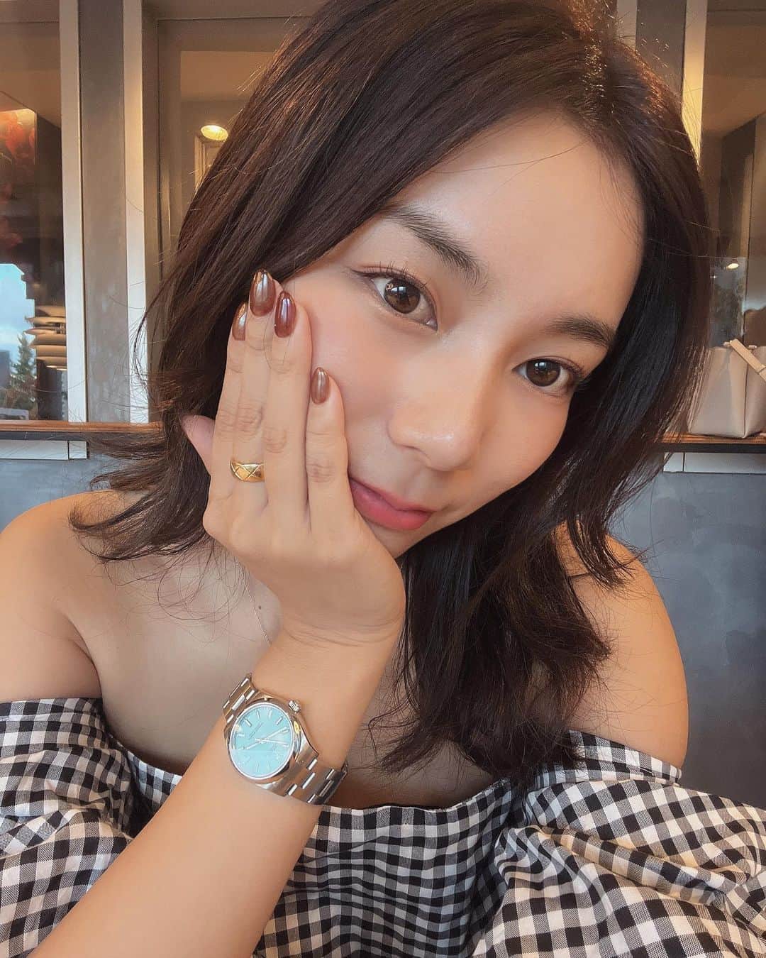 のインスタグラム：「ネイルを見せるポーズがどうにも下手でした😅  まつげパーマはずっとお世話になっている @accorder.kuroda 💓  ダンスレッスンの前にラテを☕️  #秋ネイル#るみなねいる#ミラーネイル#ワンカラーネイル#まつげパーマ#ラッシュリフト」