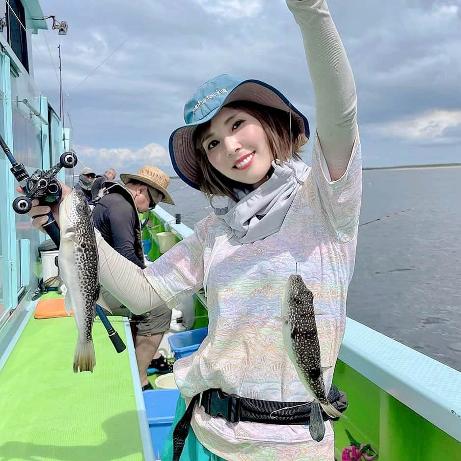 井上直美のインスタグラム：「昨日はずっと行きたかった湾フグ！！！ 「釣れてるよー！」と野毛屋の勇治船長から連絡を頂きずっとウズウズしていたのですがやっとやっと行けましたー。 初めての胴突き仕掛けで前半はアタリはあるのに掛けどきがわからずムズムズ。朝イチに勇治船長から自分の年齢は釣ってきてねっと言われプレッシャーでしたがコツがわかってきてからは連発モードでお陰様でご年齢以上の数は釣れたので良かったです。大漁大漁で早上がり！あー楽しすぎましたっ(^○^) さあ！美味しいショウサイフグは何して食べましょうかね。 さっそく定番の唐揚げと見た目親子丼風なフグの卵とじを作りましたが、オススメの簡単美味しいフグレシピありましたら是非に教えて下さい(o^^o)  🐡タックルデータ🐡 ロッド♡アルファタックル 海人モバイリー 湾フグ170 （3ピースだから電車釣行など重宝しています） リール♡テイルウォーク エラン SW VTN73L ライン♡アプロード ソルトマックス GT-R PE 0.8号 リーダー♡アプロード ソルトマックス ショックリーダーモバイル タイプＦ16lb 仕掛け♡オリジナル健流喰わせ仕掛け+オモリ20号 サングラス♡宅配のめがねやさん  船♡金沢八景 野毛屋さん  　#湾フグ　#ショウサイフグ　#寄りフグ　#今年はサイズがいい　#アルファタックル　#野毛屋　#健流」