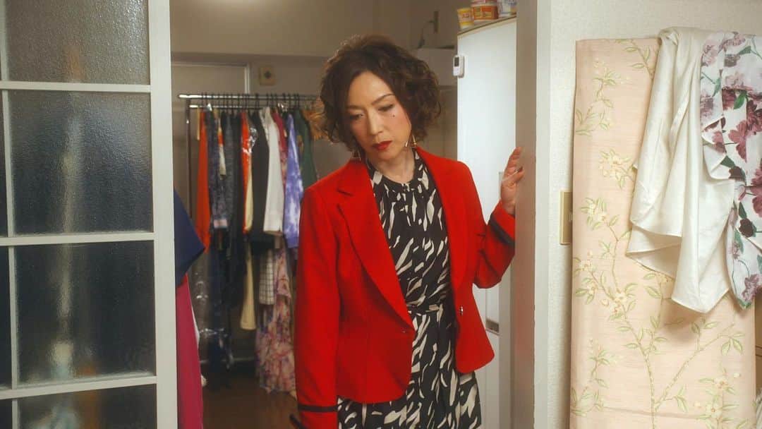 初恋、ざらりのインスタグラム：「#初恋ざらり 🌸🤍  第11話✩.*˚  布団から出てこない 有紗(#小野花梨)をみて ため息をつく冬美(#若村麻由美)  冬美は友子(#高山璃子)に連絡して 有紗を外に連れ出すように お願いします𓂃 𓈒𓏸  9月15日(金) 深夜24時12分放送️🫧  TVerで第10話無料見逃し配信中🪼」