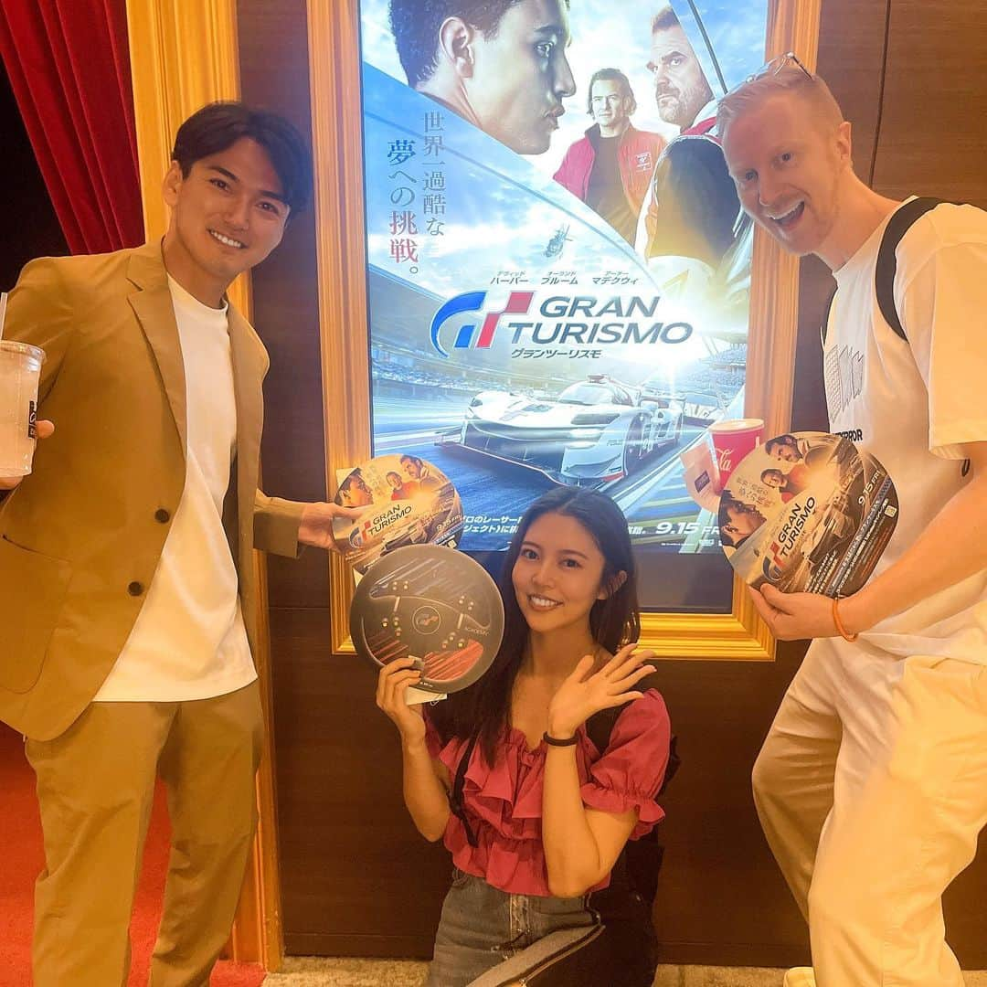 千代勝正さんのインスタグラム写真 - (千代勝正Instagram)「みんなで9月15日公開予定の映画『グランツーリスモ』のプレミア試写会に行ってきました🍿🎬  レースの迫力はもちろん、ドライバーの苦悩や家族愛、人間ドラマがとても感動的でした✨  写真は、ヤバタンがもしもレーサーを倒したらの巻🏆（笑）  そんな未来も現実になるかもしれない！？ リアルなグランツーリスモの世界をぜひ劇場で🎬  #実話だから熱いグランツーリスモ  #ミシュランタイヤ」9月13日 15時53分 - chiyokatsumasa