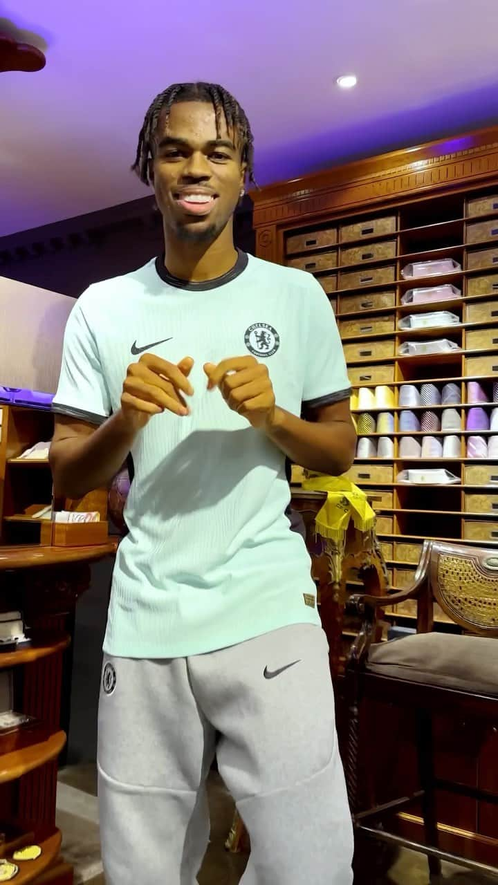 ナイキフットボールのインスタグラム：「Catching your local team getting their new Third Kit fitted by a tailor. Only the Blues could drop a collection with so much finesse.  @NikeFootball @chelseafc @chelseafcw   #NikeFootball」