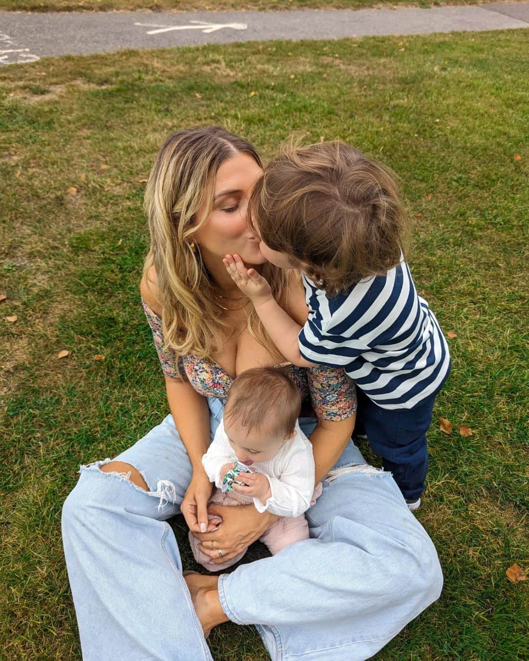 Ashley Jamesさんのインスタグラム写真 - (Ashley JamesInstagram)「Love and happiness 😊  It's the hand on my face as he kisses me for me. 🥺❤️」9月13日 16時06分 - ashleylouisejames