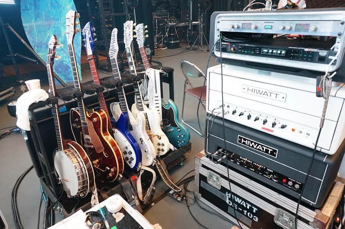 のインスタグラム：「こんにちは！！  『感情直結型ギタリスト』西川進です！！  写真はある日のセッティング、、、  「バンジョー」がありますね！！  民族楽器もまあまあ弾いております、、、。  バンジョー以外には、、、  Electric Sitar JERRY JONES Gibson flat mandolin　 Balalayka Irish Bouzouki Ukulele  全部良い音がします！！  自宅レコーディングも可能ですので良かったら是非！！  https://smashroom.com/susumu-nishikawa/  今日も真夏のような暑さでした、、、  しかし、、、  朝夕はずいぶんと涼しくなりました、、、。  季節は巡りますねえ、、、。  今日と明日がみなさまにとって素敵な一日となりますように、、、。  #ミルベストショット #柴犬　#豆柴  ＿＿＿＿＿＿＿＿＿＿＿＿＿＿＿＿＿＿＿＿＿ ＿＿＿＿＿＿＿＿＿＿＿＿＿＿＿＿＿＿＿＿＿  ミュージシャン＆サウンドクリエイターのオファーは 株式会社スマッシュルームまで！！  http://www.smashroom.com/  音源制作やレコーディング、ライブサポートなど、様々なニーズにお応えします。  #SmashRoom　#サポートミュージシャン　#サウンドクリエイター  #ミル #愛犬　#白豆柴 #白い豆柴   #sayuras　#サユラス　#西川進　#ギター #ギタリスト　#guitarist #サウンドプロデュース #スマッシュルーム　#レコーディング　#ソロ　#EmöSensatioN　#エモセンセイション　  #ギター教室 #音楽教室 #レッスン #スクール #エモスク  #演奏　#楽器　#音楽」