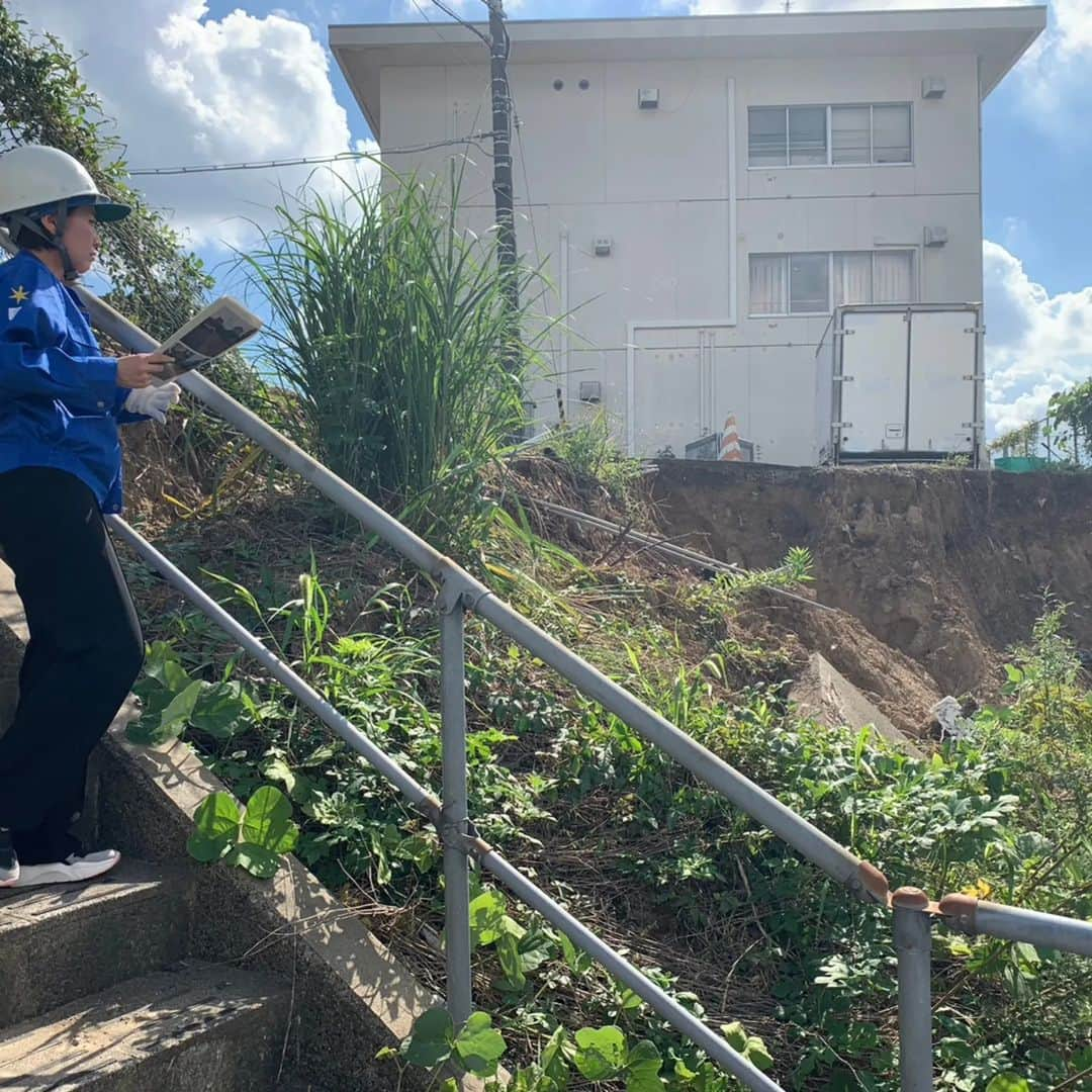 水野友貴さんのインスタグラム写真 - (水野友貴Instagram)「本日、千葉県議会本会議場において令和５年９月定例県議会が開会しました。冒頭で熊谷知事から報告がありましたが、台風13号の接近に伴う今回の大雨では河川の越水、家屋の浸水、がけ崩れなどの被害が県内各地で相次ぎました。 本会議散会後は、会派で現状確認・把握へ。 被害の大きい地域は地元議員や行政の皆様の邪魔にならないように配慮しております。 がけ崩れなどの被害場所の管轄は市町村・県・JR・民有地など様々です。成田市ではがけ崩れのあった場所と住家が隣り合わせ。  今回の大雨で初めてがけ崩れが起きた箇所もあり、改めて日頃のチェックが大切だと実感しました。行政はじめボランティアの皆様が鋭意復旧に取り組んでいるところですが、避難所で生活を余儀なくされている方もいらっしゃいます。我々も各関係機関と連携し、防災・治水対策に全力で取り組みます。  #防災 #台風被害 #台風13号 #千葉県  #千葉県議会議員 #水野ゆうき」9月13日 16時02分 - mizunoyuuki