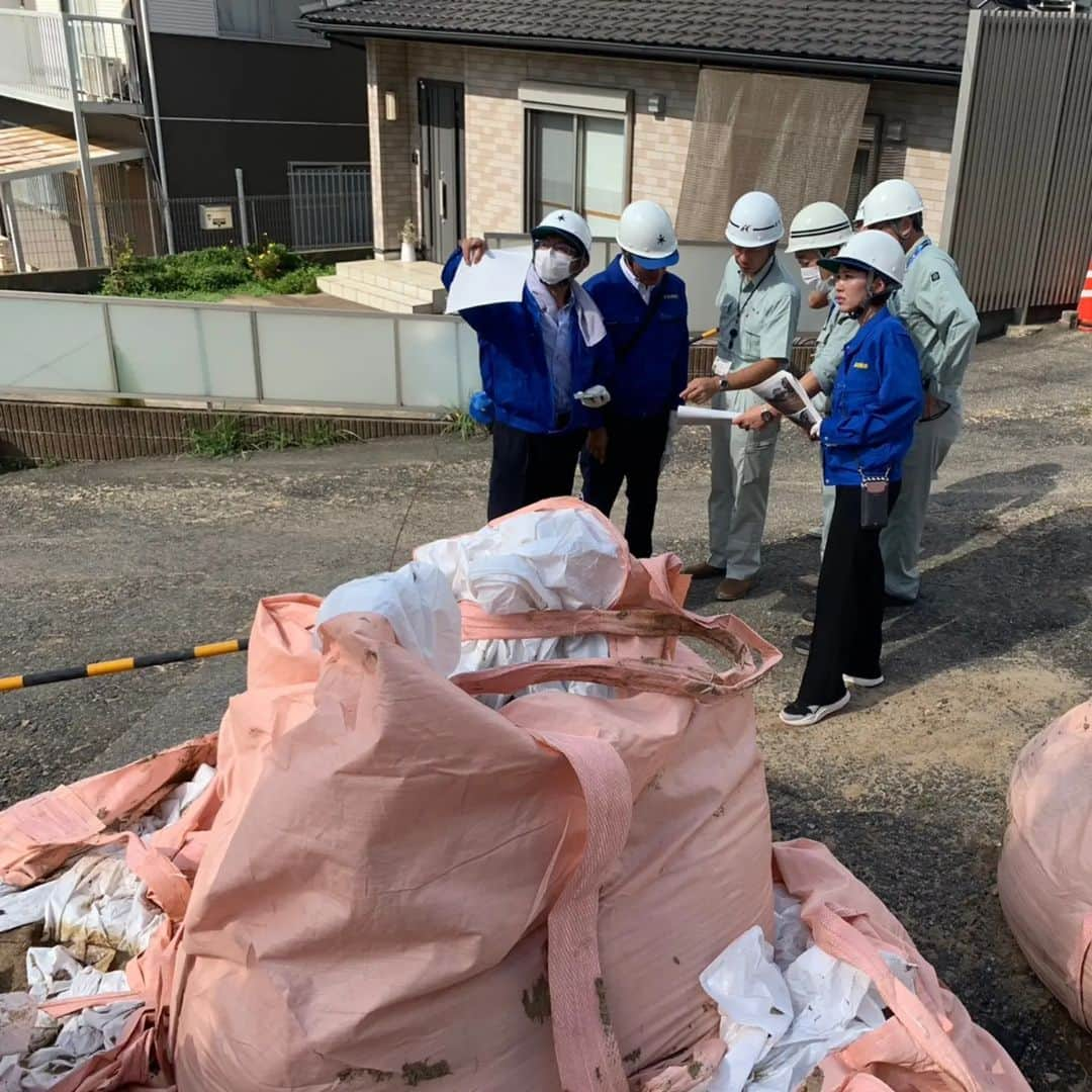 水野友貴さんのインスタグラム写真 - (水野友貴Instagram)「本日、千葉県議会本会議場において令和５年９月定例県議会が開会しました。冒頭で熊谷知事から報告がありましたが、台風13号の接近に伴う今回の大雨では河川の越水、家屋の浸水、がけ崩れなどの被害が県内各地で相次ぎました。 本会議散会後は、会派で現状確認・把握へ。 被害の大きい地域は地元議員や行政の皆様の邪魔にならないように配慮しております。 がけ崩れなどの被害場所の管轄は市町村・県・JR・民有地など様々です。成田市ではがけ崩れのあった場所と住家が隣り合わせ。  今回の大雨で初めてがけ崩れが起きた箇所もあり、改めて日頃のチェックが大切だと実感しました。行政はじめボランティアの皆様が鋭意復旧に取り組んでいるところですが、避難所で生活を余儀なくされている方もいらっしゃいます。我々も各関係機関と連携し、防災・治水対策に全力で取り組みます。  #防災 #台風被害 #台風13号 #千葉県  #千葉県議会議員 #水野ゆうき」9月13日 16時02分 - mizunoyuuki