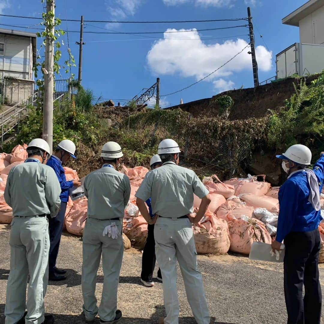 水野友貴さんのインスタグラム写真 - (水野友貴Instagram)「本日、千葉県議会本会議場において令和５年９月定例県議会が開会しました。冒頭で熊谷知事から報告がありましたが、台風13号の接近に伴う今回の大雨では河川の越水、家屋の浸水、がけ崩れなどの被害が県内各地で相次ぎました。 本会議散会後は、会派で現状確認・把握へ。 被害の大きい地域は地元議員や行政の皆様の邪魔にならないように配慮しております。 がけ崩れなどの被害場所の管轄は市町村・県・JR・民有地など様々です。成田市ではがけ崩れのあった場所と住家が隣り合わせ。  今回の大雨で初めてがけ崩れが起きた箇所もあり、改めて日頃のチェックが大切だと実感しました。行政はじめボランティアの皆様が鋭意復旧に取り組んでいるところですが、避難所で生活を余儀なくされている方もいらっしゃいます。我々も各関係機関と連携し、防災・治水対策に全力で取り組みます。  #防災 #台風被害 #台風13号 #千葉県  #千葉県議会議員 #水野ゆうき」9月13日 16時02分 - mizunoyuuki