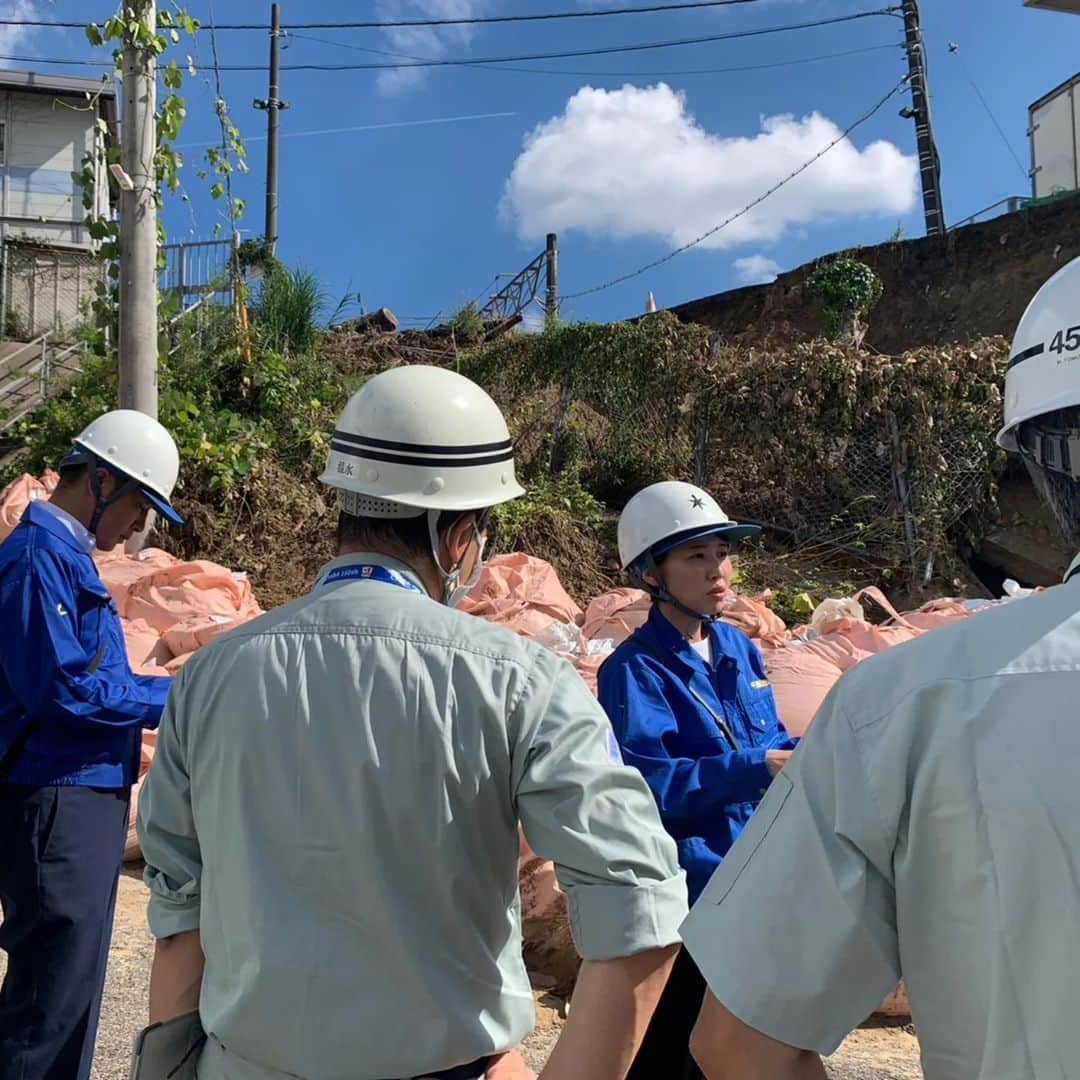 水野友貴さんのインスタグラム写真 - (水野友貴Instagram)「本日、千葉県議会本会議場において令和５年９月定例県議会が開会しました。冒頭で熊谷知事から報告がありましたが、台風13号の接近に伴う今回の大雨では河川の越水、家屋の浸水、がけ崩れなどの被害が県内各地で相次ぎました。 本会議散会後は、会派で現状確認・把握へ。 被害の大きい地域は地元議員や行政の皆様の邪魔にならないように配慮しております。 がけ崩れなどの被害場所の管轄は市町村・県・JR・民有地など様々です。成田市ではがけ崩れのあった場所と住家が隣り合わせ。  今回の大雨で初めてがけ崩れが起きた箇所もあり、改めて日頃のチェックが大切だと実感しました。行政はじめボランティアの皆様が鋭意復旧に取り組んでいるところですが、避難所で生活を余儀なくされている方もいらっしゃいます。我々も各関係機関と連携し、防災・治水対策に全力で取り組みます。  #防災 #台風被害 #台風13号 #千葉県  #千葉県議会議員 #水野ゆうき」9月13日 16時02分 - mizunoyuuki