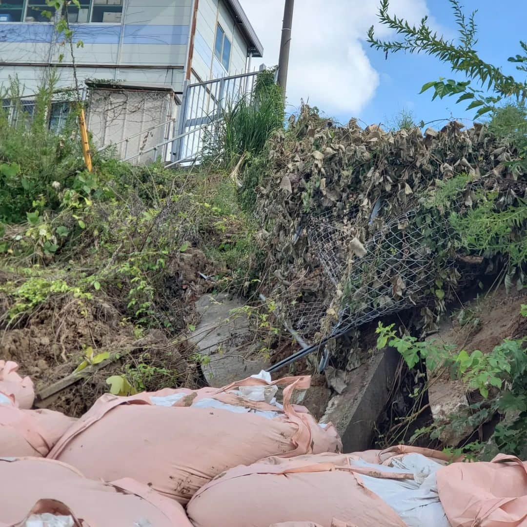 水野友貴さんのインスタグラム写真 - (水野友貴Instagram)「本日、千葉県議会本会議場において令和５年９月定例県議会が開会しました。冒頭で熊谷知事から報告がありましたが、台風13号の接近に伴う今回の大雨では河川の越水、家屋の浸水、がけ崩れなどの被害が県内各地で相次ぎました。 本会議散会後は、会派で現状確認・把握へ。 被害の大きい地域は地元議員や行政の皆様の邪魔にならないように配慮しております。 がけ崩れなどの被害場所の管轄は市町村・県・JR・民有地など様々です。成田市ではがけ崩れのあった場所と住家が隣り合わせ。  今回の大雨で初めてがけ崩れが起きた箇所もあり、改めて日頃のチェックが大切だと実感しました。行政はじめボランティアの皆様が鋭意復旧に取り組んでいるところですが、避難所で生活を余儀なくされている方もいらっしゃいます。我々も各関係機関と連携し、防災・治水対策に全力で取り組みます。  #防災 #台風被害 #台風13号 #千葉県  #千葉県議会議員 #水野ゆうき」9月13日 16時02分 - mizunoyuuki