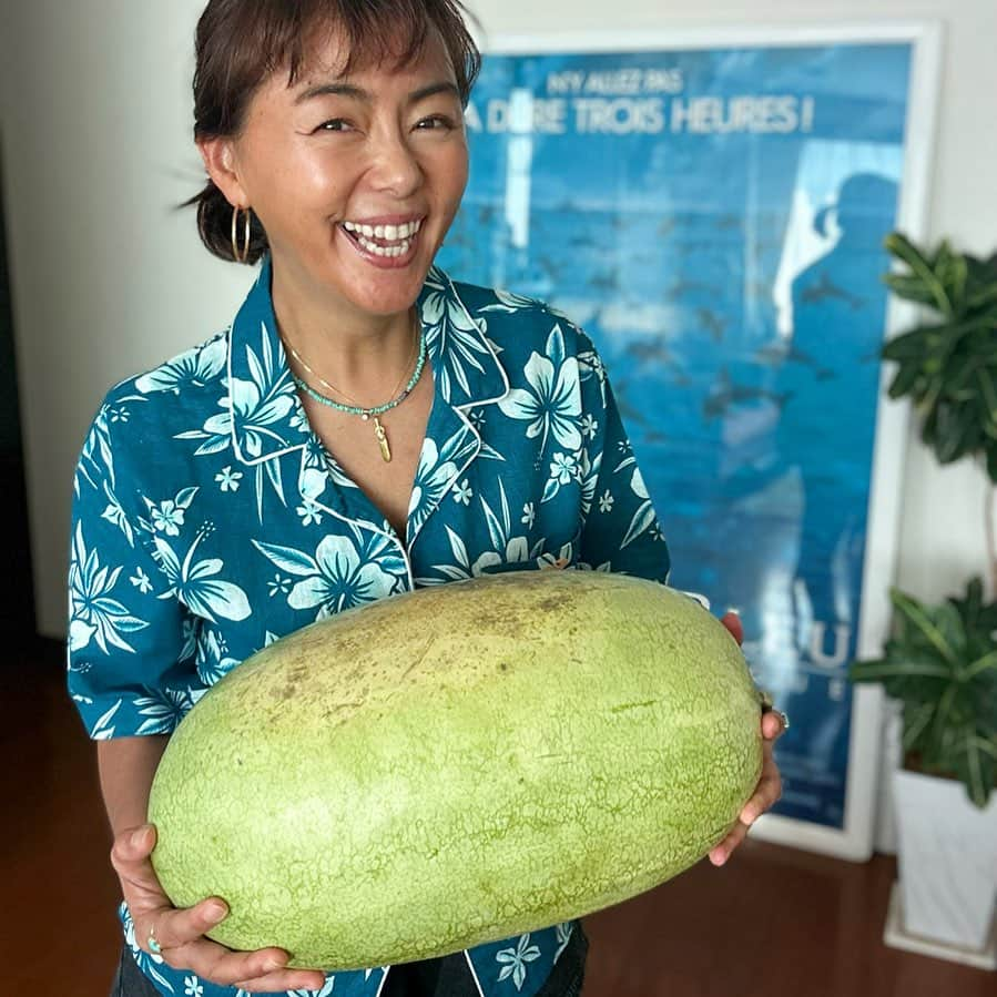 田中律子さんのインスタグラム写真 - (田中律子Instagram)「昨日の撮影でいただいたスイカ🍉  デカッ🍉おもっ‼️  青森料理屋さんの、青森Soulさんでいただいた、青森のスイカ🍉🍉🍉青森でスイカ🍉ってイメージがなく😆 切って食べたけど、めちゃ美味でした😋 ありがとうございました🙏🙏🙏  スイカ🍉切って食べてる動画はサブスクで見れます🤙🏼  #青森soul  #青森 #スイカ  #めちゃくちゃ大きい  #めちゃくちゃ甘い  #ごちそうさまでした」9月13日 16時08分 - ri2kotanaka