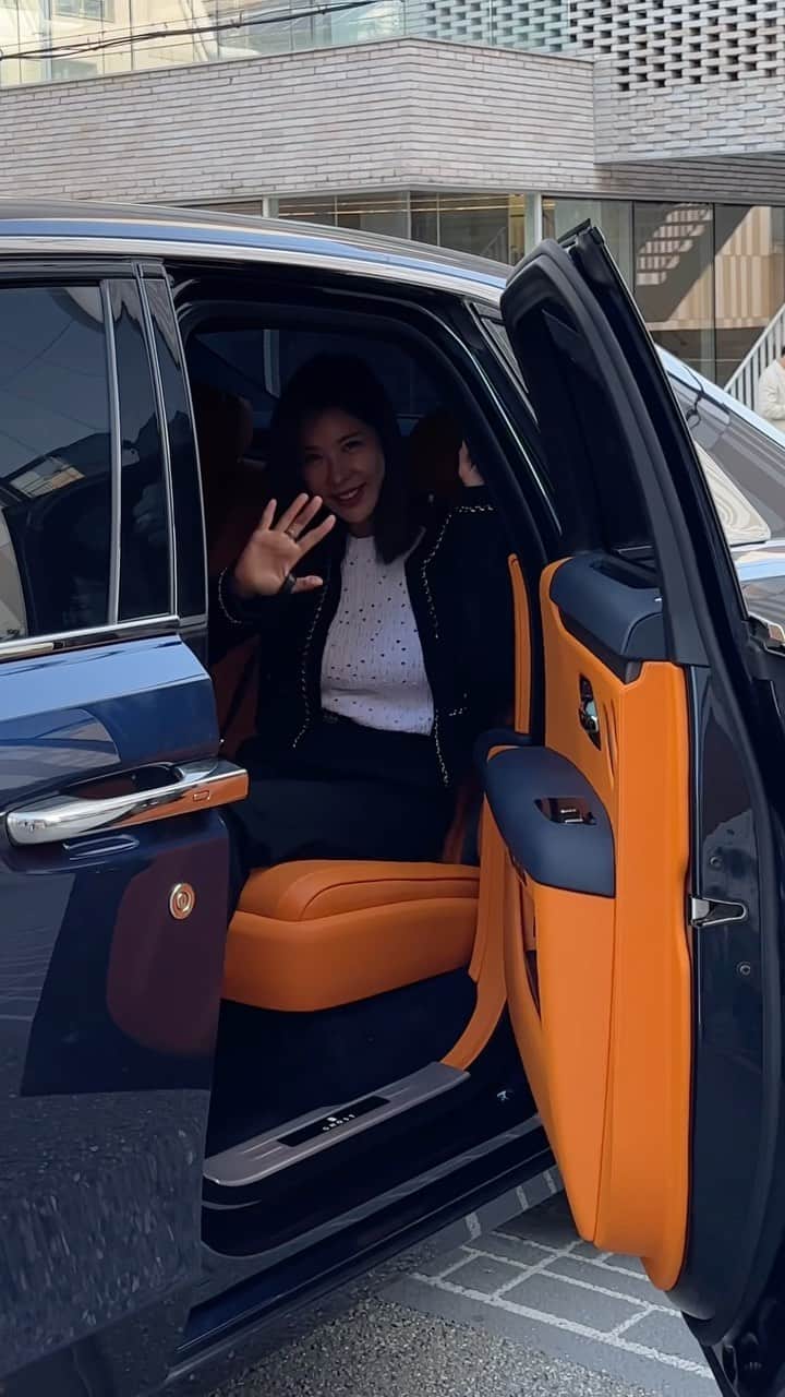 キム・ジュニのインスタグラム：「똑단발 찰랑찰랑 맘에 쏙들어요😍 우리 맨날입는슬렉스입고 올드머니룩 장착😚  #맨날입는슬렉스 fw버전은 금요일!」