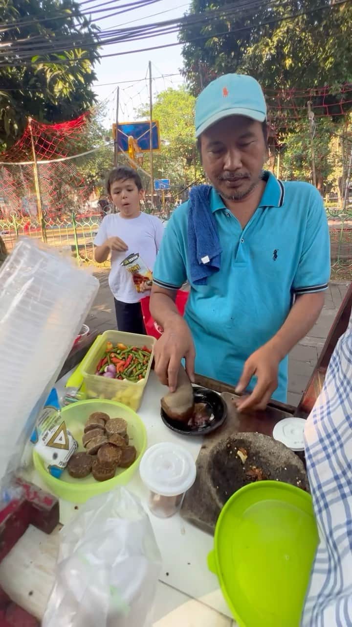 ジェシカ・イスカンダルのインスタグラム：「EL Barack jajan tahoe getjrot. Tahu getjrot di goreng dan dimakan dengan kuah asam gurih, level pedas sesuai selera. Harga mulai dari 5k. Original dari Cirebon, Jawa Barat. #elbarack #jajan #tahugejrot #fyp」