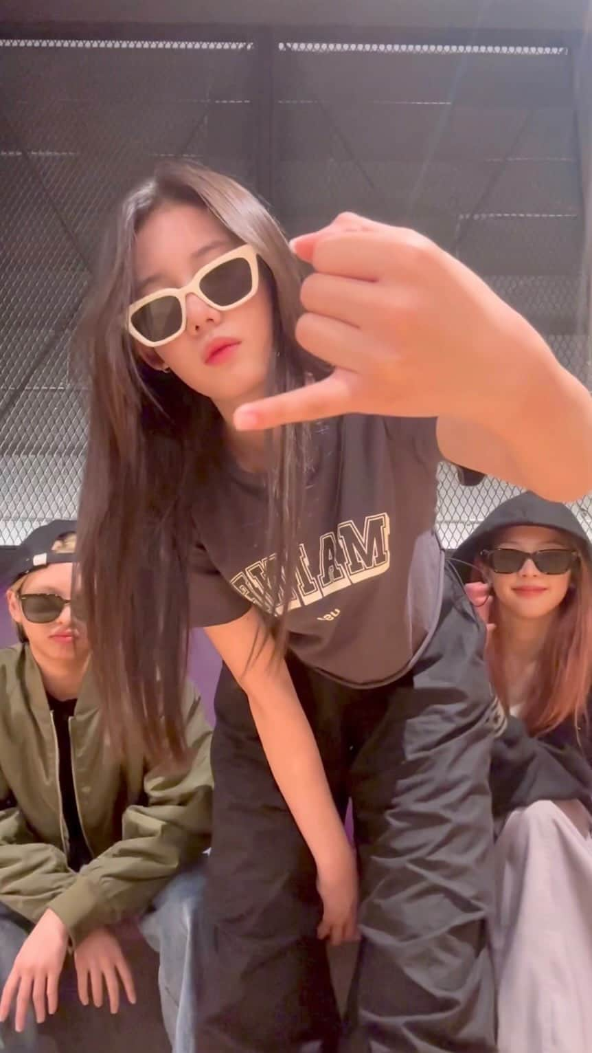 BABYMONSTERのインスタグラム：「Sunglasses Trio vibe check- 😎  #BABYMONSTER #베이비몬스터 #RUKA #루카 #RORA #로라 #CHIQUITA #치키타」