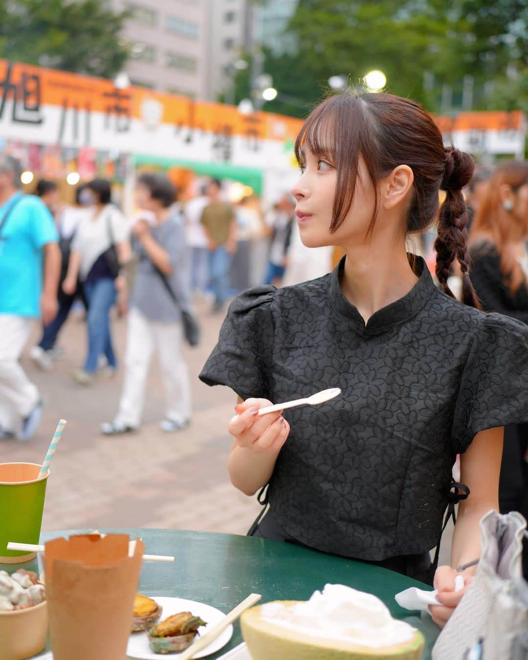 桃乃木かなのインスタグラム：「さっぽろオータムフェスト😋🌕  イベント会場のすぐ近くが大通り公園だったので 北海道のグルメが集結したお祭りを楽しんできました！  北海道のグルメが集結してて最高.ᐟ.ᐟ たっぷり堪能してきました〜☺︎  #さっぽろオータムフェスト  #さっぽろオータムフェスト2023 #札幌グルメ」