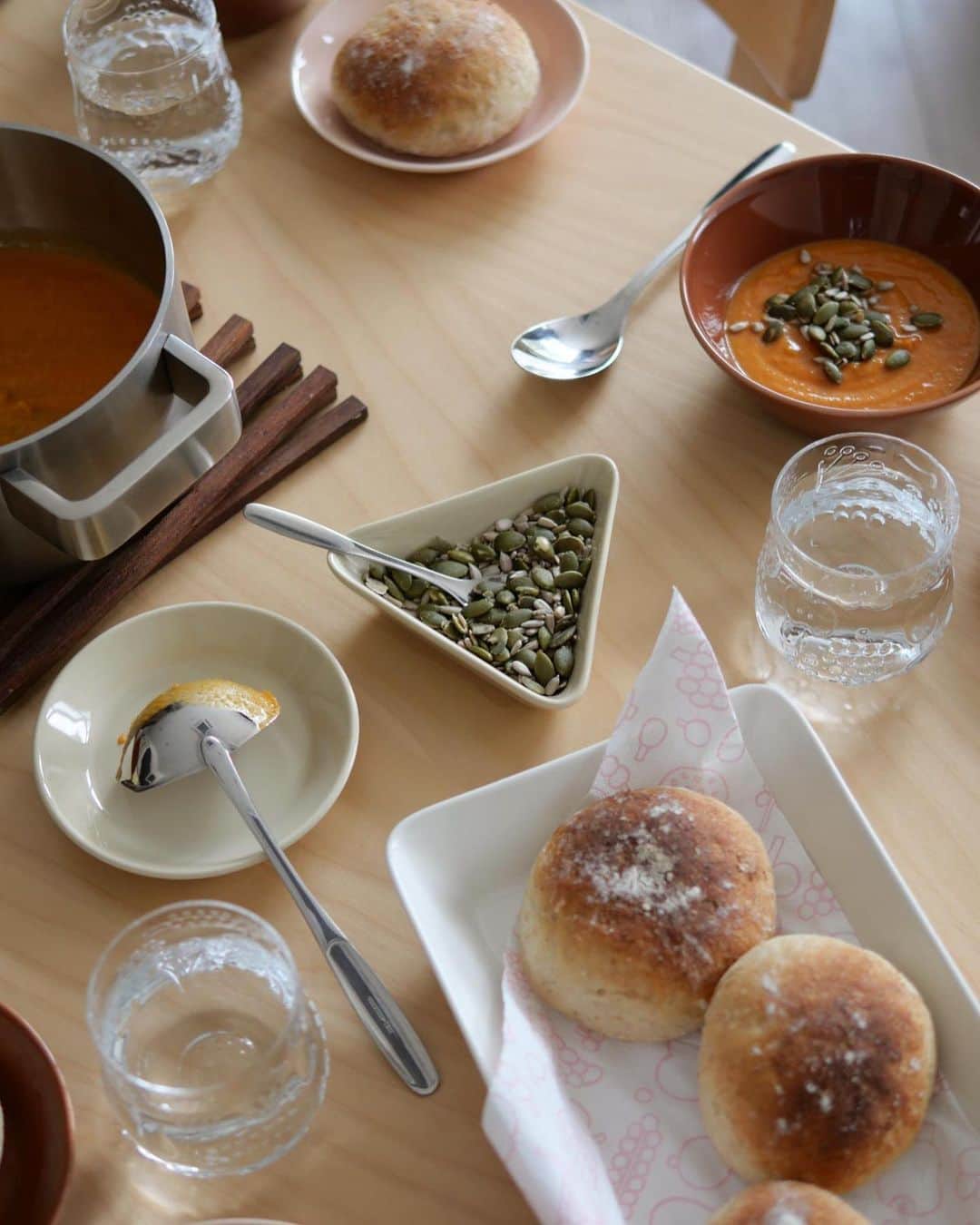 Scopeさんのインスタグラム写真 - (ScopeInstagram)「フィンランドで 食べた料理を再現して みるシリーズ。  今回は、旅行中に泊まった 部屋の家主さんが、夕飯に スープとパンがあるけど一緒に どう？と言って振舞ってくれた、 Linssikeitto（リンッシ＝ レンズ豆、ケイット＝スープ） を作ってみました。  レンズ豆とスパイスを煮込み ハンドミキサーですり潰して 作るスープ、リンッシケイット。 自分で鍋からよそい、ふと横を 見るとヒマワリやカボチャの種 が入った小さなボウルが置いて あり、みんなスープの上に振り かけて食べています。  見よう見まねでトッピングをし 食べてみたら、凄く美味しい。 モッタリとしたスープに種の カリカリ食感がたまりません。  更にバターをたっぷり塗った 焼きたての丸パンSämpyläを 交互に口へ運べばいくらでも 食べれてしまう。まさに無限 ループです。  そして、こういったトッピング 系を用意する時、ついつい手に 取ってしまうのがティーマの 三角皿。ある程度の深さがある ので使いやすいし、ティーマな 食卓の時に三角が入ってくると アクセントになってやっぱり 可愛いなあと再実感したのでした。  スコープ 松尾  Linssikeitto（リンッシケイット） レンズ豆のスープ  【材　料】 玉ねぎ・・・・・・1/2個 ニンニク・・・・・1片 カットトマト・・・200ｇ（1パック） 水・・・・・・・・250cc 牛乳・・・・・・・125cc 赤レンズ豆・・・・100cc ターメリック・・小さじ1 塩・・・・・・・・小さじ 砂糖、蜂蜜・・・・適量 チリパウダー・・・適量  【作り方】 1. 玉ねぎ、にんにくをみじん切りにする。  2. 油をひき、熱した鍋で玉ねぎとにんにくを中火で数分炒める。  3. カットトマト、水、ターメリックを鍋に入れ10分ほど煮込む。  4. 水ですすいだレンズ豆、牛乳、塩、砂糖、蜂蜜、チリパウダーを加え、レンズ豆に火が通るまで軽く煮込む。  5. 火を止め、ハンドブレンダーで滑らかになるまでつぶす。  6.味見をして必要であれば、調味料で味を調整し完成。  参考レシピ https://kokitjapotit.fi/linssikeitto/ https://chocochili.net/2009/03/helppo-linssikeitto/  Sämpylä（サンピュラ） フィンランドの丸パン  【材　料】 水・・・・・・・・250cc ドライイースト・・5g オートミール・・・150cc はちみつ・・・・・大さじ1 塩・・・・・・・・小さじ1/2 強力粉・・・・・・400～450cc キャノーラ油・・・25cc  【作り方】 1. 42℃位のお湯に、ドライイーストとオートミールを入れ木べら混ぜる。  2. 更に、蜂蜜と塩を入れ混ぜる。  3. 強力粉を少しずつ入れ混ぜ、最後に油を入れて混ぜる。（捏ねないで混ぜてください。生地は柔らかいままでOK）  4. ボウルに布をかけ20～30分ほど寝かせる。  5. 生地を丸く成形し、225℃に余熱したオーブンで約10分焼く。  参考レシピ https://www.k-ruoka.fi/reseptit/sampylataikina  #scope_japan #iittala #iittalateema #ティーマ #旅の思い出シリーズ」9月13日 16時18分 - scope_japan