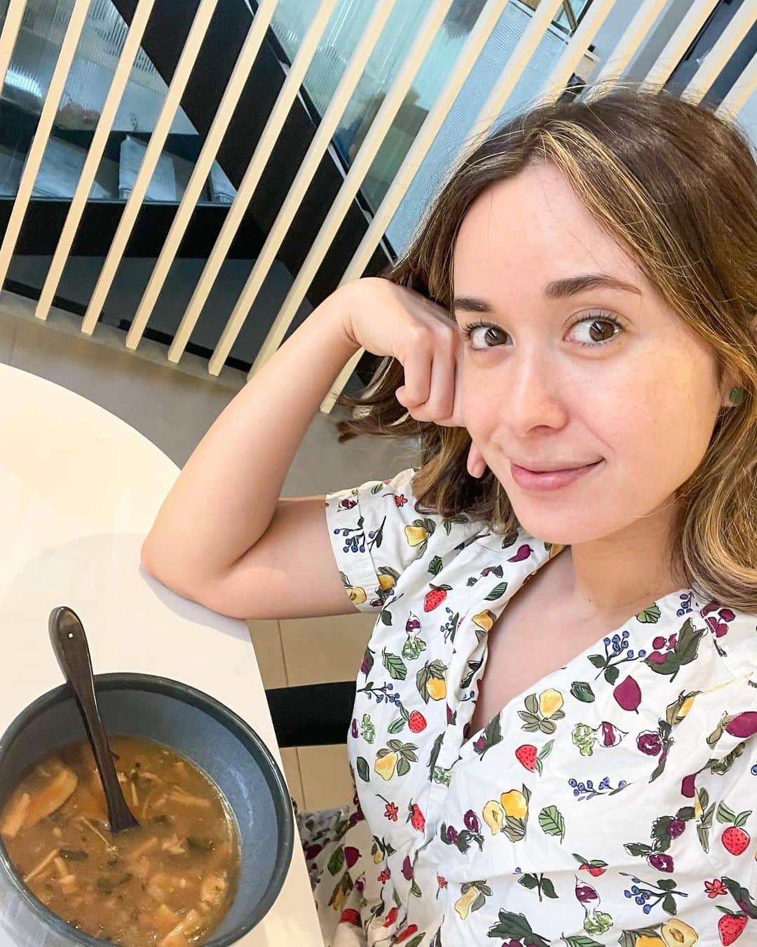 堀口ミイナのインスタグラム：「ママのみなさんお疲れ様です。 出産祝いにもらったもの、これすーごい美味しくてよかったのでおすすめさせてください！❤️ @forher.jp の産後ママのための産後ケアスープ🍲…！  最近はいい時代になってきており、産後サポートグッズ色々出てきてますが、、1番大切な「食」と言うところで、これはよかった、、。パウチと思えない位の本格的な美味しさで、「なんも食べる物ネーナ」ってときに本当に助かっていました🥹　  私のおすすめは、本場韓国の牛すじ入りワカメスープと、鶏肉と生姜のターメリック豆乳スープです。  おくりものに、自分に。使える！と思います笑　特に第二子は、いろいろ持ってそうで、何を贈るか迷いがちだと思うので笑　活用してみてください🫶😳  2枚目は最近のセナタロウです🥹❤️ 常にこんなんです かわえええ」