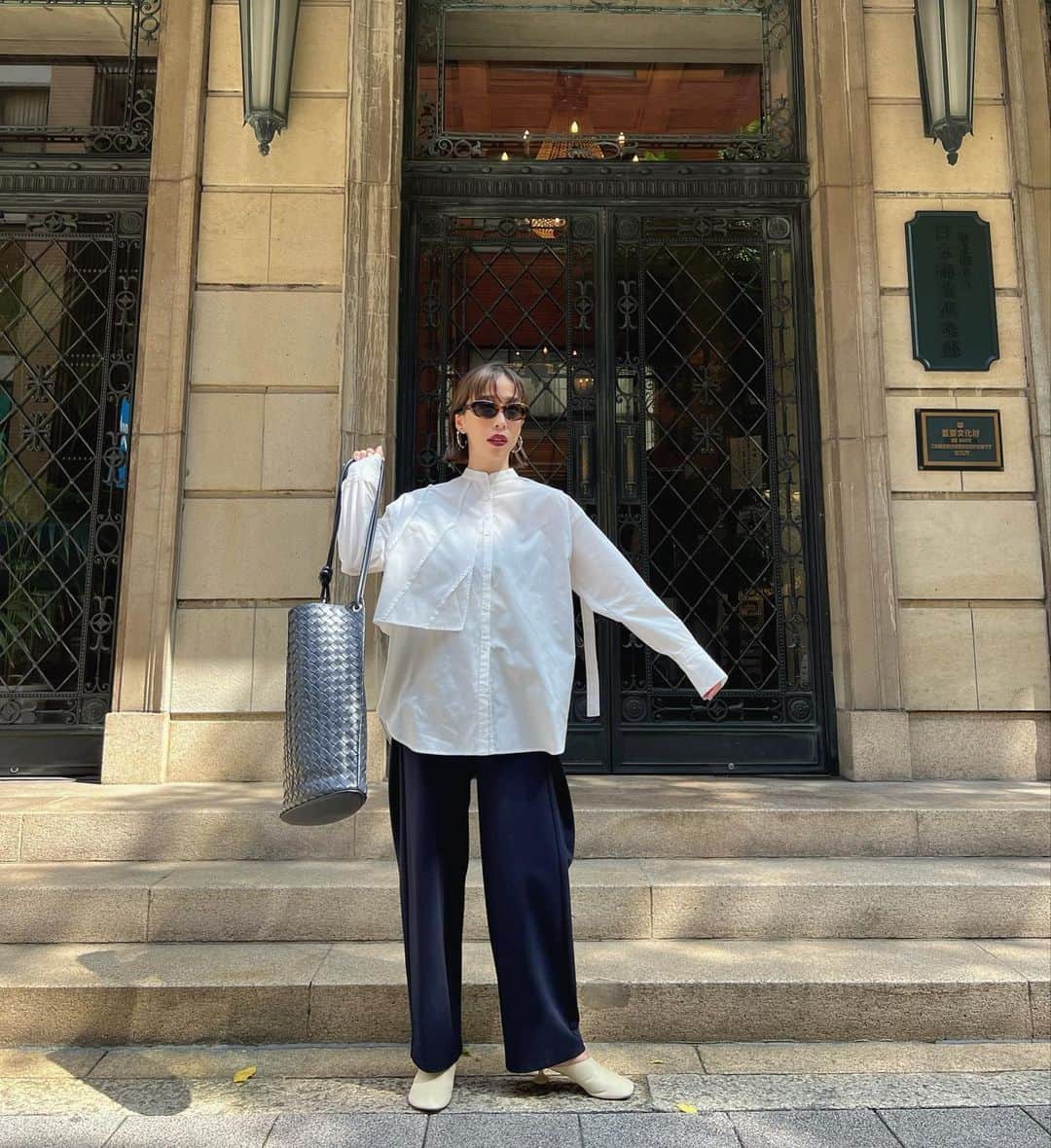 山内一世のインスタグラム：「🤍 少しずつ秋へシフトするタイミングでSHOULDER BELT LAYERED SHIRTが心地良くって◯ どこから見てもデザインをたっぷり詰め込んだ一枚。 これにRANDOM CHAIN BELTつけても可愛いんだなあ〜⛓️♡ WAIST WAVE PANTSはPOPUPで着用された方みなさまに、着心地感の良さに驚いていただいて🤭  そんな色んな着回しや生地感、着用感などもう一度全体的に ご紹介出来たらなと、東京POPUP前にLIVEします🗼✨  ◾︎MEER. 23FW insta LIVE📽️ (このアカウントから 9/20 wed. 12:00〜 アーカイブにも保存するので、是非ご覧下さい🤝」