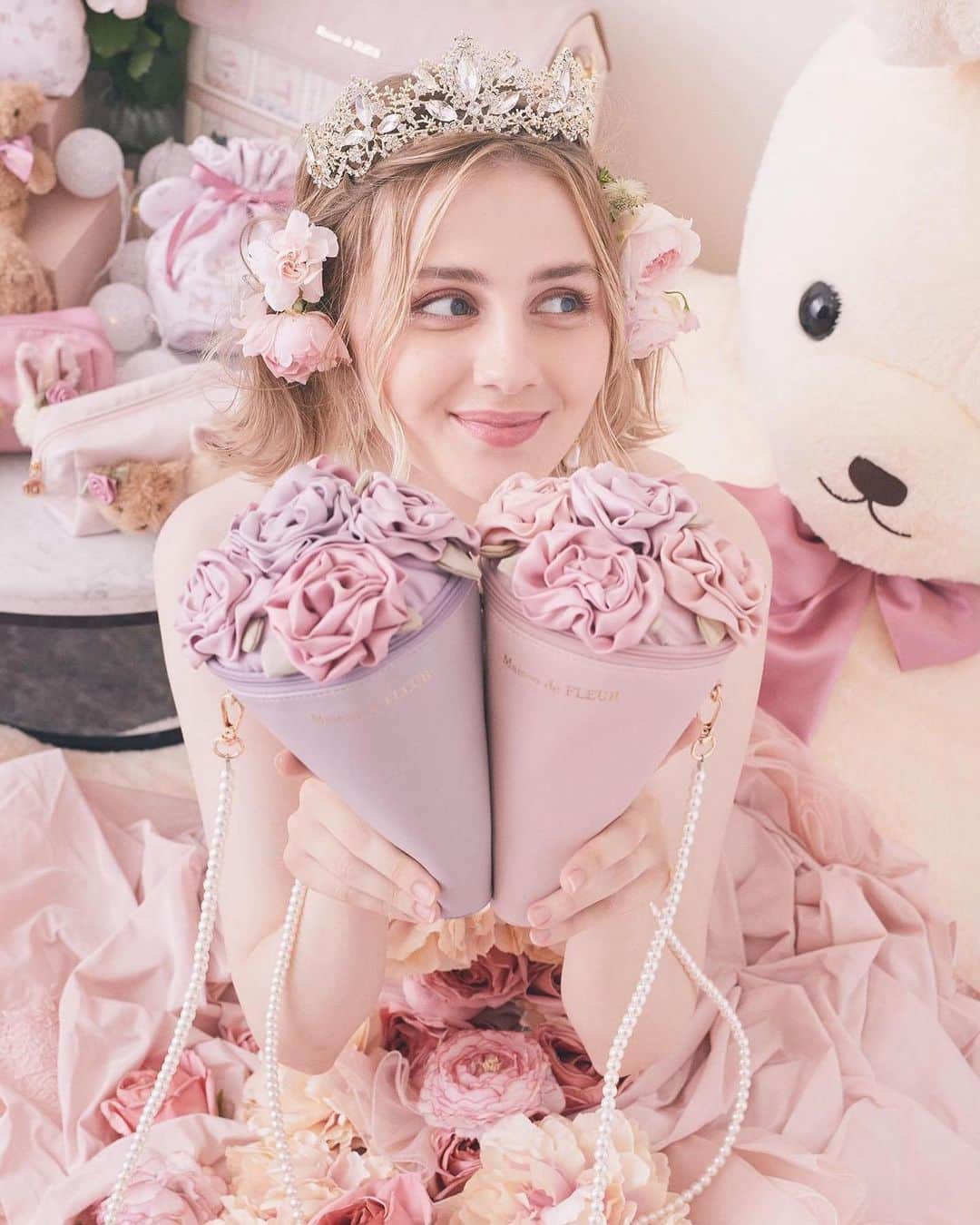 のインスタグラム：「【10ème anniversaire】  10周年を記念した特別なアイテムが登場🌸  ○全国ショップ 9/15(fri)～  ○公式通販ストライプクラブ ○ZOZOTOWN 9/14(thu)20:00～  --------------------------- ～ Bouquet Collection ～ 10周年のお祝いをお花のモチーフで表現した ショルダーバッグとフラワーケースが登場💐  特別感満載のブーケ型ショルダーバッグは 他にはないMaison de FLEURならではのデザイン！  パールのショルダーは取り外し可能なので ポーチとしてもお使いいただけます✨️ アイボリーはEC限定カラーです♪  以前販売して人気のあった フラワーケースも再登場◎  お花を買った際に持ち帰り用のケースとして使ったり ケースに入れてそのままプレゼント していただくのもおすすめです🎁  --------------------------- 【注意事項】 ※販売より1週間は、お一人様、1アイテム、1カラーにつき1点までのご購入とさせていただきます。 ※販売初日のお取り置きは不可。2日目以降は可能です。 ※他店舗へのお取り寄せは不可。 ※アイテムは一部サンプルにて撮影を行っております。 実際にお届けする商品と仕様やサイズが若干異なる場合がございますのでご了承ください。  ━━━━━━━━━━━━━━━ ☑ブーケショルダーバッグ ￥8,800 tax in Pink,Lavender,Ivory(EC限定)  ☑フラワーケース ¥5,500 tax in Pink,Black . . #maisondefleur #メゾンドフルール #10ème #anniversaire #花 #ブーケ #お花 #お花モチーフ #リボン #ribbon #お祝い #ローズ #フラワー #kawaii #かわいい #可愛い #ショルダーバッグ #ポーチ #ギフト #プレゼント #gift #giftideas」