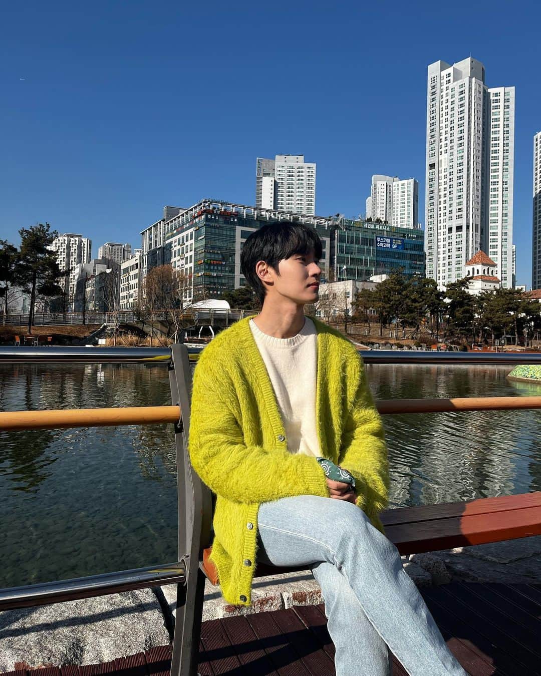イ・ミンホのインスタグラム：「어느 추운 겨울 당근 거래현장🥕 #이연애는불가항력」
