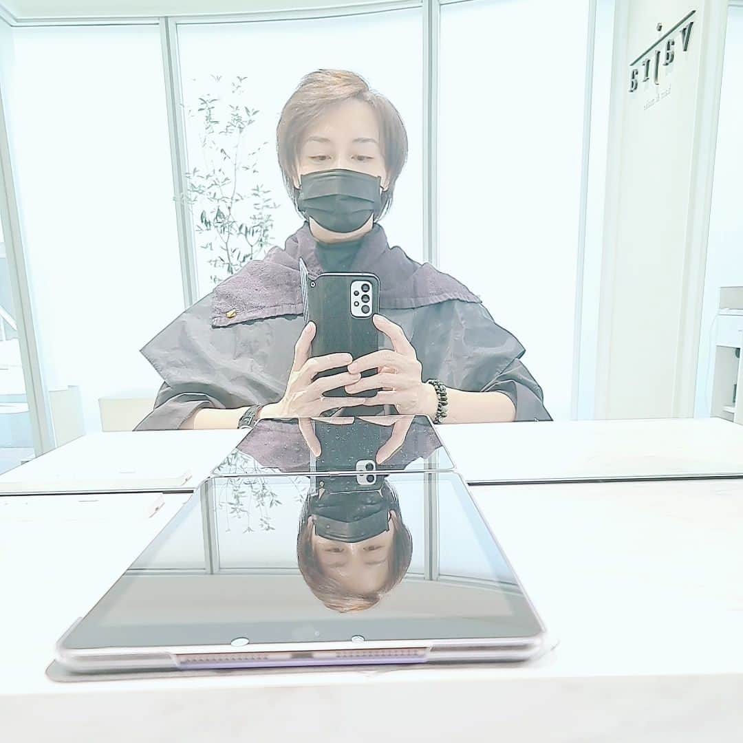 徳山秀典さんのインスタグラム写真 - (徳山秀典Instagram)「髪切った！　凄い自然な色にしてくれて、サッパリにしてくれました。 マリコさんいつもありがとう🎵  #表参道バサラ　#髪切った」9月13日 16時41分 - hidenoritokuyama