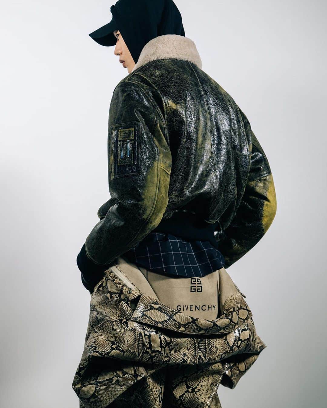 ジバンシィのインスタグラム：「the #givenchyfw23 men’s collection, featuring the aviator flight jacket in crackled vintage leather and shearling details」