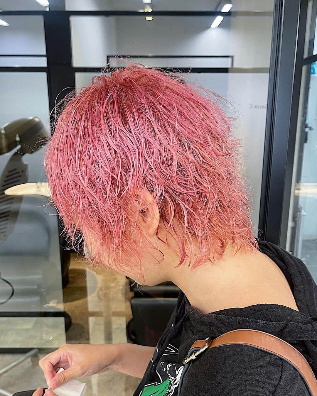 時田健太さんのインスタグラム写真 - (時田健太Instagram)「pink perm  ブリーチ履歴３回のハイダメージ毛  ハイダメージの方は先にトリートメントするのがオススメです  #ブリーチパーマ#ハイトーンパーマ#ショートパーマ #ショートヘア#ピンクカラー#ショート#ショートパーマスタイル #ショートパーマ女子 #ブリーチパーマ原宿 #ブリーチパーマ東京」9月13日 16時34分 - tokikenta