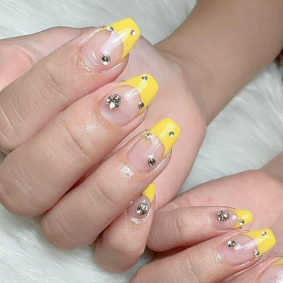 きこさんのインスタグラム写真 - (きこInstagram)「#newnails 💅  【 @mimiy.ksw 】 本当にネイルの持ちが良くて 可愛すぎるネイルにしてくれるから ネイルサロン迷子の人は是非😎🫶 . . #黄色ネイル #黄色フレンチ #ネイルサロン #ひまわりイエロー」9月13日 16時35分 - marutyome