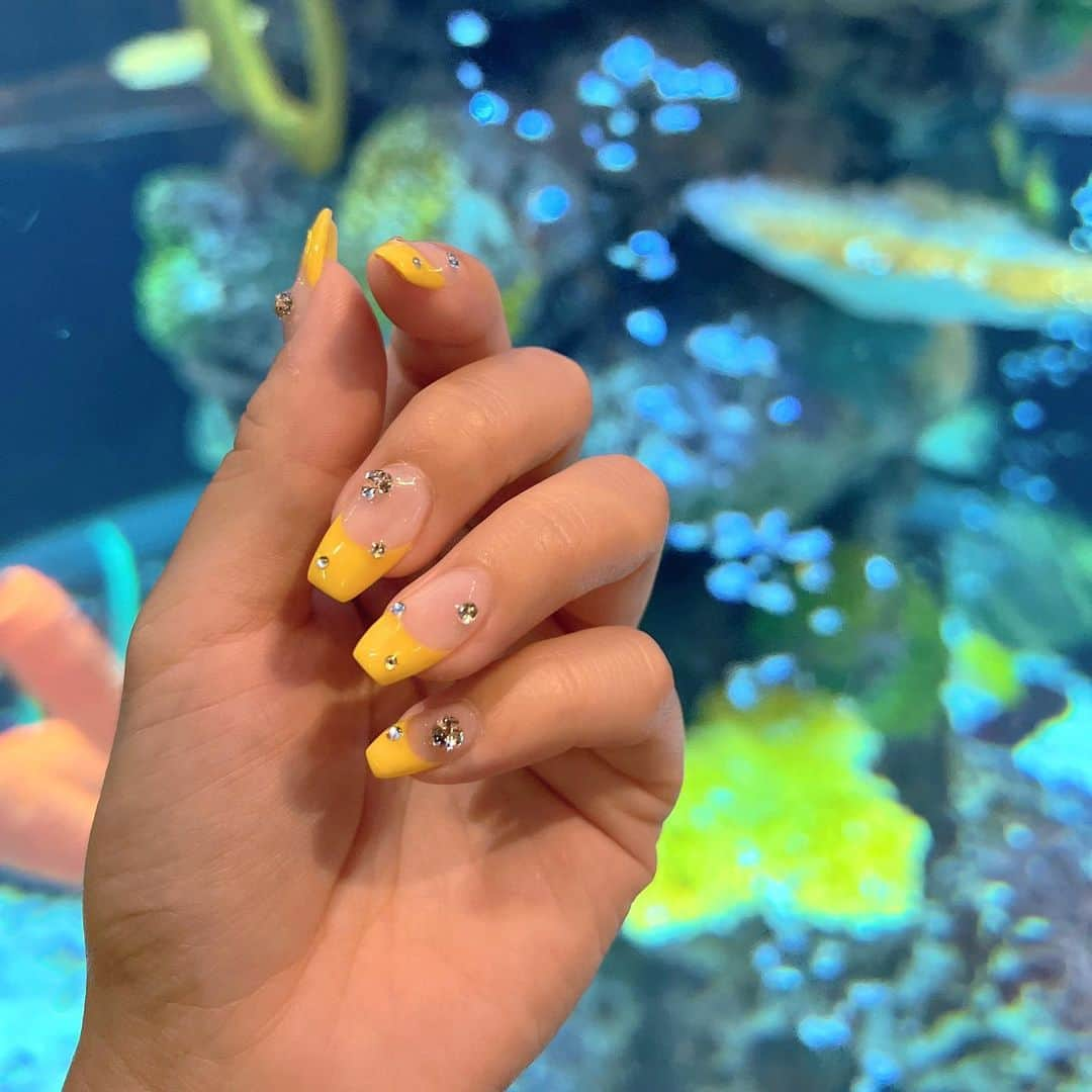 きこのインスタグラム：「#newnails 💅  【 @mimiy.ksw 】 本当にネイルの持ちが良くて 可愛すぎるネイルにしてくれるから ネイルサロン迷子の人は是非😎🫶 . . #黄色ネイル #黄色フレンチ #ネイルサロン #ひまわりイエロー」