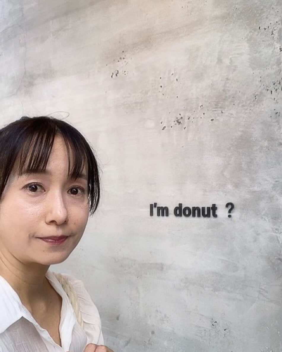 春木みさよのインスタグラム：「『I’m  donut ? 』 に、行ってきました✨  美味しいと聞いていて 以前一度購入した事があるのですが、ここのカスタードクリームのドーナツがまた食べたくて😍  前は休日だったせいか1時間半近く並んでゲットしましたが‥  今日は平日だったからかな？ 30分くらいで買えました！  ほんと✨ふわふわで美味しい😋  #ドーナツ #ふわふわ #美味しい #何個でも食べてしまいそう😆」