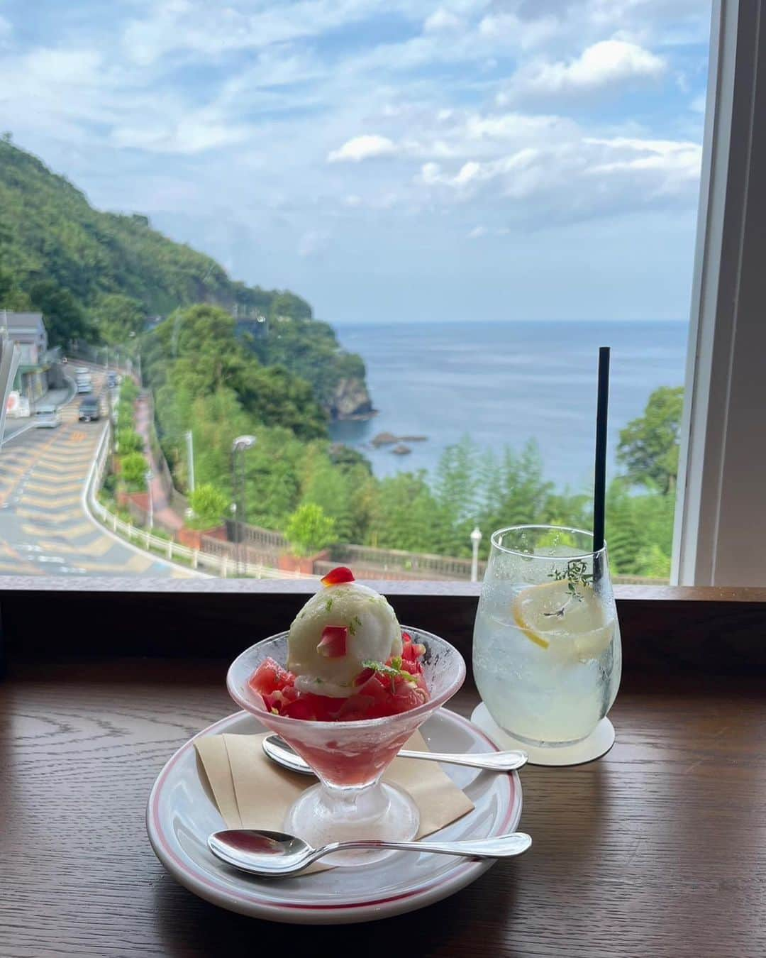 後藤沙梨花さんのインスタグラム写真 - (後藤沙梨花Instagram)「ごきげんよう🌸 水曜日担当エントリーNo.3の川津佐葵です！  今回は私の故郷 静岡県の魅力についてお話したい思います✨  上京するまでの18年間 静岡県でのびのびと育ちました🍵🍃 とくに私が魅力に感じているのは 人の温かさと自然の豊かさです♡  静岡県民は穏やかで明るい方ばかりです！ 東京で日々刺激を受け生活をしていますが、 疲れを感じた時には癒しを求めに帰省をします🐈 一緒に時間を過ごしているだけで癒しと元気をもらえて 幸せです周りに恵まれています🤍🤍  そして静岡はどこに行っても緑で溢れています🌿 私は綺麗な景色を見ながら、音楽を聴いている時間がとても好きです❤︎美味しい食べ物もたくさん存在してますよ🐒  上京したからこそ気付けた静岡の魅力✨ 快く送りだしてくれた両親には心から感謝しています♡  皆さんもぜひ、 魅力溢れる静岡県に訪れてみてくださいね🫶 in静岡のお写真がなかなか見つからなかったので、 お気に入りの写真と（コロナ期間でマスク着用が多い😢）静岡県の美味しい食べ物たちをお届けします~🌷  今週も#さきぽち をよろしくお願いします🫧  #静岡 #静岡県民 #静岡旅行 #さわやか #げんこつハンバーグ #学習院女子大学 #和祭 #gwc #Missgwc2023 #misscontest2023 #ミス和コンテスト #ミスコンテスト　#ミス和 #gakushuinwomenscollege #ミス和コンテスト2023 #ミスコン #春からgwc #学女 #学女ミスコン#ミスコンファイナリスト」9月13日 18時00分 - missgwc2023