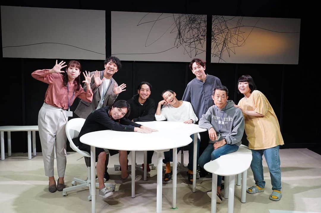 小島あやめのインスタグラム：「ムシラセ『眩く眩む』 全公演終了しました。 ご来場くださった方、気にかけてくださった方 ありがとうございました。 まずは全員で無事に終えることができてホッとしています。 今回の舞台は自分の中で胸を張っていける自信になる舞台でした。  今回もオーディションで合格して入った舞台なのですが、 蓋を開けてみたら先輩方ばかりで、 顔合わせの日までずっと緊張してました笑 いや、始まってからも緊張していたな！笑 ムシラセさんの公演は、本当に作品が素晴らしいし 出てくる役者さんも素敵だし この仲間に入れた嬉しさと緊張がずっとありました。 稽古期間はいつもより短かったですが、毎稽古すごく勉強になって、たくさんのことを考えて、 少しは成長できたのではないかという気がしています。  今回の作品は集団創作におけるハラスメントを扱っていて 笑いどころもたくさんあるけれど 芯にある内容は少し重たいものだったので 何かあればすぐに座組で話し合ったり、 意見交換をしたりして取り組みました。 ハラスメントに対しての話は稽古の始まる前や、稽古内、外でも真剣にお話しして、 つくづく難しいお話だし、一つの答えが出せないものであることを再確認して でも話をして、いろいろな意見を混ぜることで、少し光が見えたりするなと感じました。 アニメ制作会社のお話だったので、アニメ制作の勉強もして 役でアニメ制作会議をしたりもして シーン稽古以外の部分もとても濃いものでした。  公演中にいただく感想は本当にびっくりして 難しいいろいろな気持ちや感想を 丁寧な文章にして書いてくださっているものばかりで 熱く、込み上げ、力になりました。 いただく感想でまた考えが変わったり発見があったりしました。  全役、当て書きだったので、みなさん本当にそこにいて 日常を送っている気分で本番ができました。 もちろん緊張はしたけど、 鍛治本さん演じる渡辺Pの声を聞くと、 さあ、今日もいつもの会社での日常が始まった〜という気持ちになって、春原として存在できました。 不思議だったなあの感覚。 普段はみんな仲良しでワイワイしているけど 少し役が入りながら会話すると、ちゃんと関係性が生まれて、おもしろかったです。 毎日少しずつ感情が違くて、今日、私が感じる感覚でいく。その感覚でいっても受け止めてくださる頼れる座組の皆さんがいる。と力強かったです。  わー、なんかとても長文になってしまったのですが 本当に素敵な時間を過ごせたんです！ ムシラセ公演にまた呼んでいただける時があれば その時は飛んでいきます！ そして出た時に、より作品の力になれるよう また歩んでいきます。  うわ、こんなに感想文書くくらい、よかったのか！観に行けばよかった… と！思っている！そこの！あなた！ なんと配信が決定しました！ 生で感じとるものとは、また違ってしまうかもしれませんが ぜひ、映像でご覧いただけたら嬉しいです！ 表情とかは映像の方が見えると思いますし！ 9月21日より配信開始！ 10月5日23:59まで観れます！ ぜひ観てください！！！  そして春、ありがとう！！ 春原リナ役　小島あやめ  #舞台　#演劇　#役者　#中野　#ムシラセ　#眩く眩む #パインテール集合写真 #保坂さん撮影の写真鏡前 #毎回の朝の集まり #ゆりかさんと遊び #一平さんとのふざけ #玄さん役勘太郎さんとのレア写」