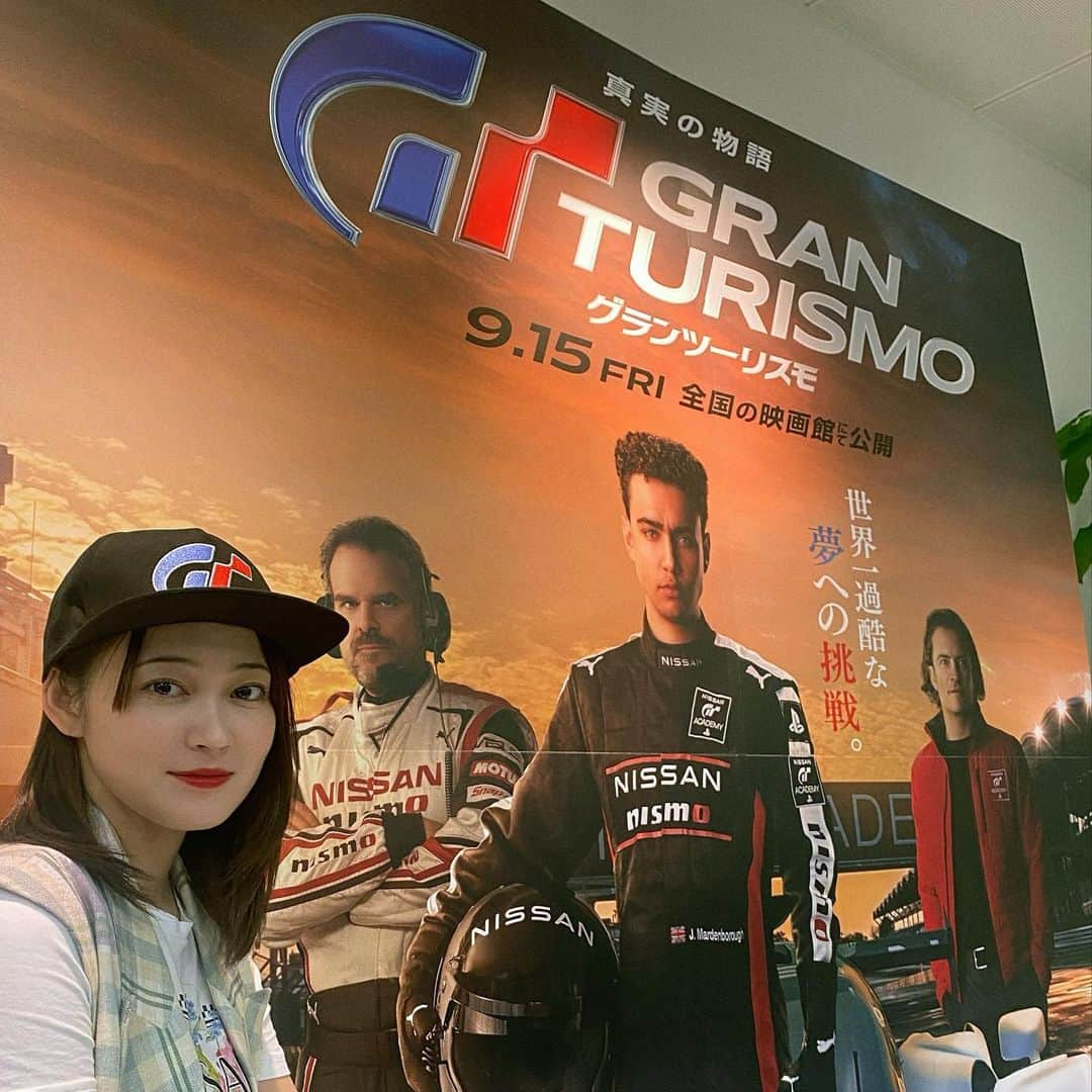 吉本実憂のインスタグラム：「#granturismo 🏎️ #グランツーリスモ 🏎️ @granturismomovie 🏎️  9/15、今週から公開の映画を 先日一足先に @sonypicseiga さんで 鑑賞させて頂きました！  『レーシングゲームを 何時間もプレイしている少年が プロのレーサーになり、 奮闘するという物語。』 夢みたいな設定ですが 実は、、 実話だそうで😳  "かっこいい"ものが好きだけど ゲームも車も詳しくないけど それでもとにかくずっと 大興奮でした！！  レースシーンはもちろん、 車の音もかっこいいし、 音楽もかっこいい👏 何より、夢に向かって 丁寧且つ大胆に走り抜ける姿に 心が燃えました🔥  父が車好きなので 一緒に観て感想を言い合いたいし 車について教えてほしいと思いました✨  女性もぜひ観に行ってみてほしい👀  そして、私の好きな #デヴィッドハーバー さま。 熱くて厳しくて愛があって最高すぎた🥹 @dkharbour   １枚目の写真は、 ポスターの皆様と同じ顔してみた🌱  ２枚目は招待して下さった皆様と✨  ありがとうございました😭」