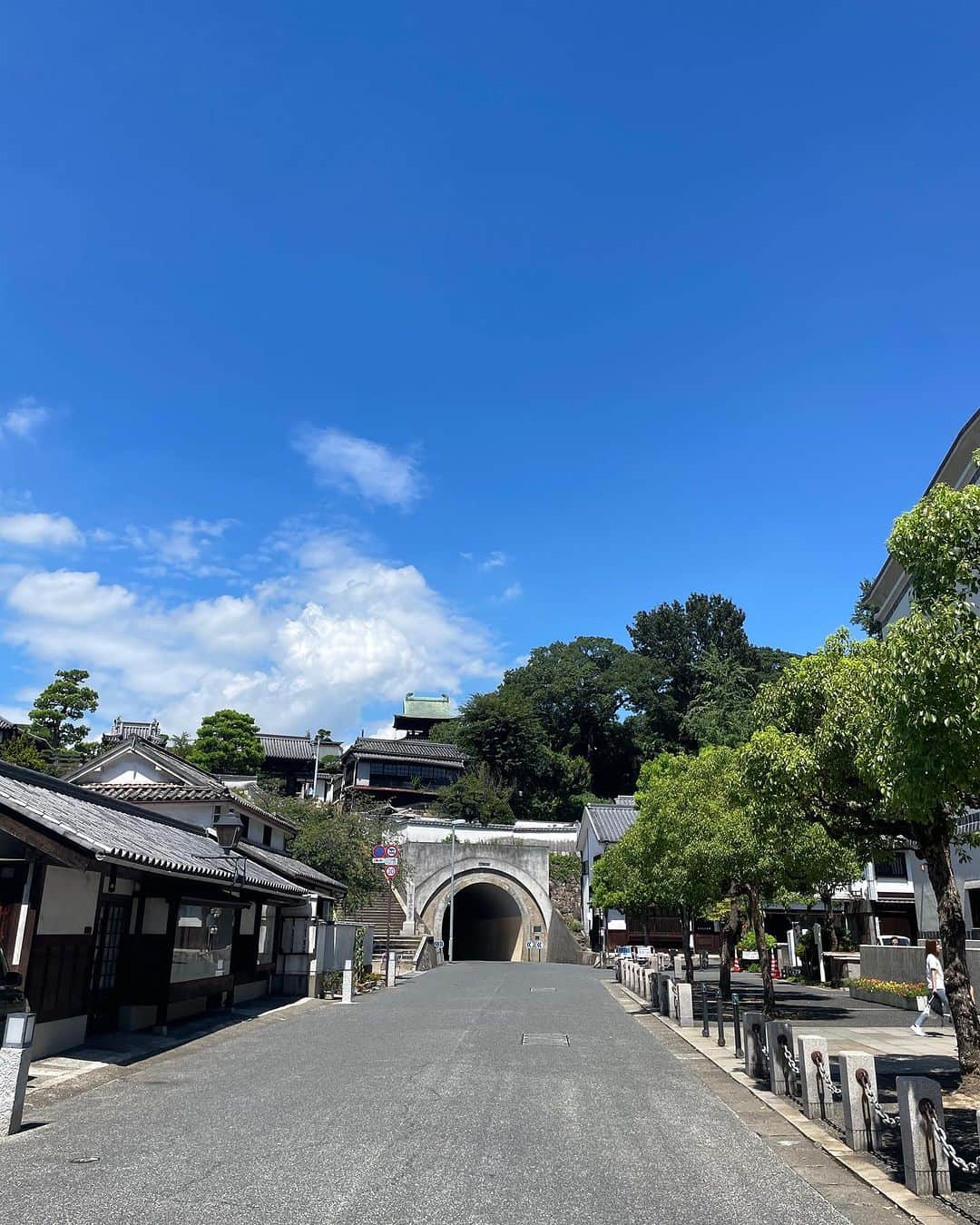 熊澤枝里子さんのインスタグラム写真 - (熊澤枝里子Instagram)「・ 夏の思い出🤍 家族で岡山・姫路の旅🚗 初めて行った、岡山県倉敷市の「美観地区」はとても美しかった✨  約50〜400年前の日本の歴史的な景観が残るエリア。 歩くだけでも楽しくて、好奇心も満たされて本当におススメです！！  古き良き日本の景観や建築を見て、その時代に生きてないのに懐かしいって思うのは不思議🥺 その土地で生きてきて、歴史の紡ぎがいつのまにか自分にも染み渡ってるってことよね。  エリア内にある「大原美術館」もとても素晴らしくておススメです！ もし美観地区に来たら必ず行った方がいい！ってほど。 教科書で見てきたような名画や名作家の作品が勢揃いしています。 「え、こんなに沢山の名作が日本にあるの？ しかも一部屋に所狭しと展示されてるって？！私営の美術館で？！」 と驚きました。 （エル･グレコ、ゴーギャン、モネ、マティス等） 創設者たちの心意気にも心打たれながら、感服🫡  私の母校は90年前に建てられた校舎だったんだけど、大原美術館は近しい時期に設立されたからかちょっと雰囲気が似ていた。懐かしい。。  #日本の古き良き風景  #日本の歴史 #美観地区 #岡山　#倉敷 #日本 #夏の思い出 #旅クマコ子」9月13日 16時43分 - kumazawa_eriko